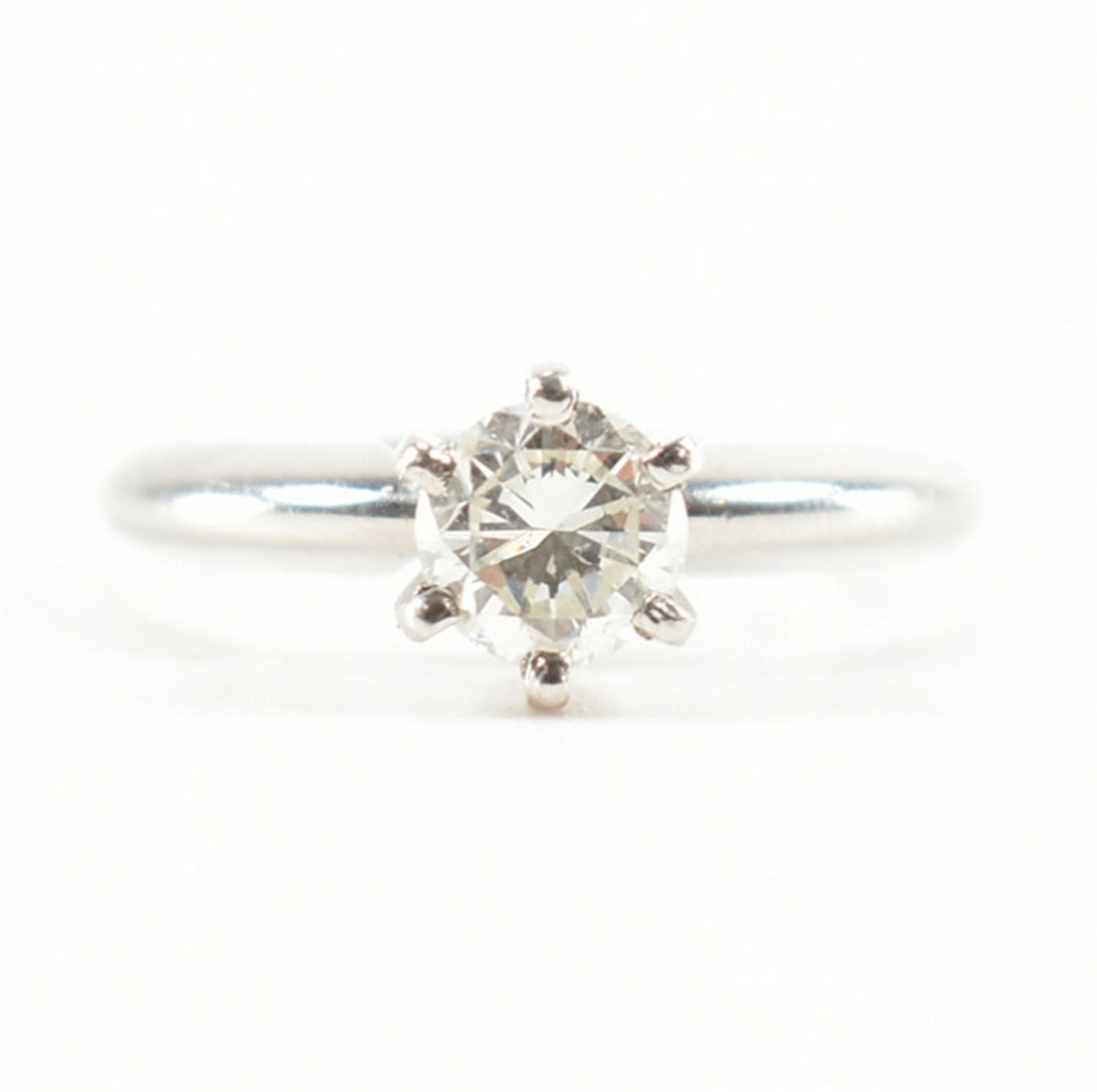 900 PLATINUM & DIAMOND SOLITAIRE RING