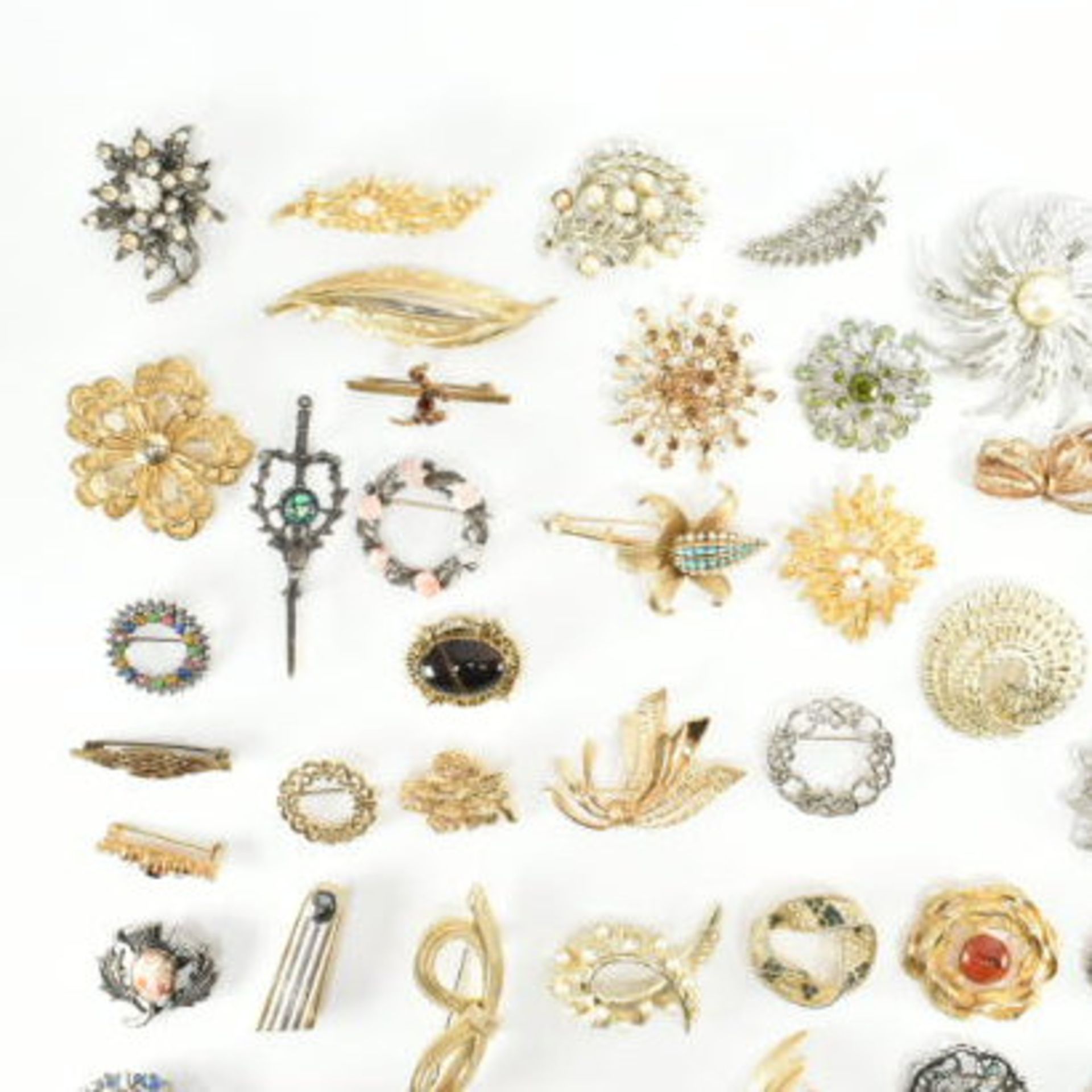 COLLECTION OF ASSORTED COSTUME JEWELLERY BROOCH PINS - Bild 6 aus 8