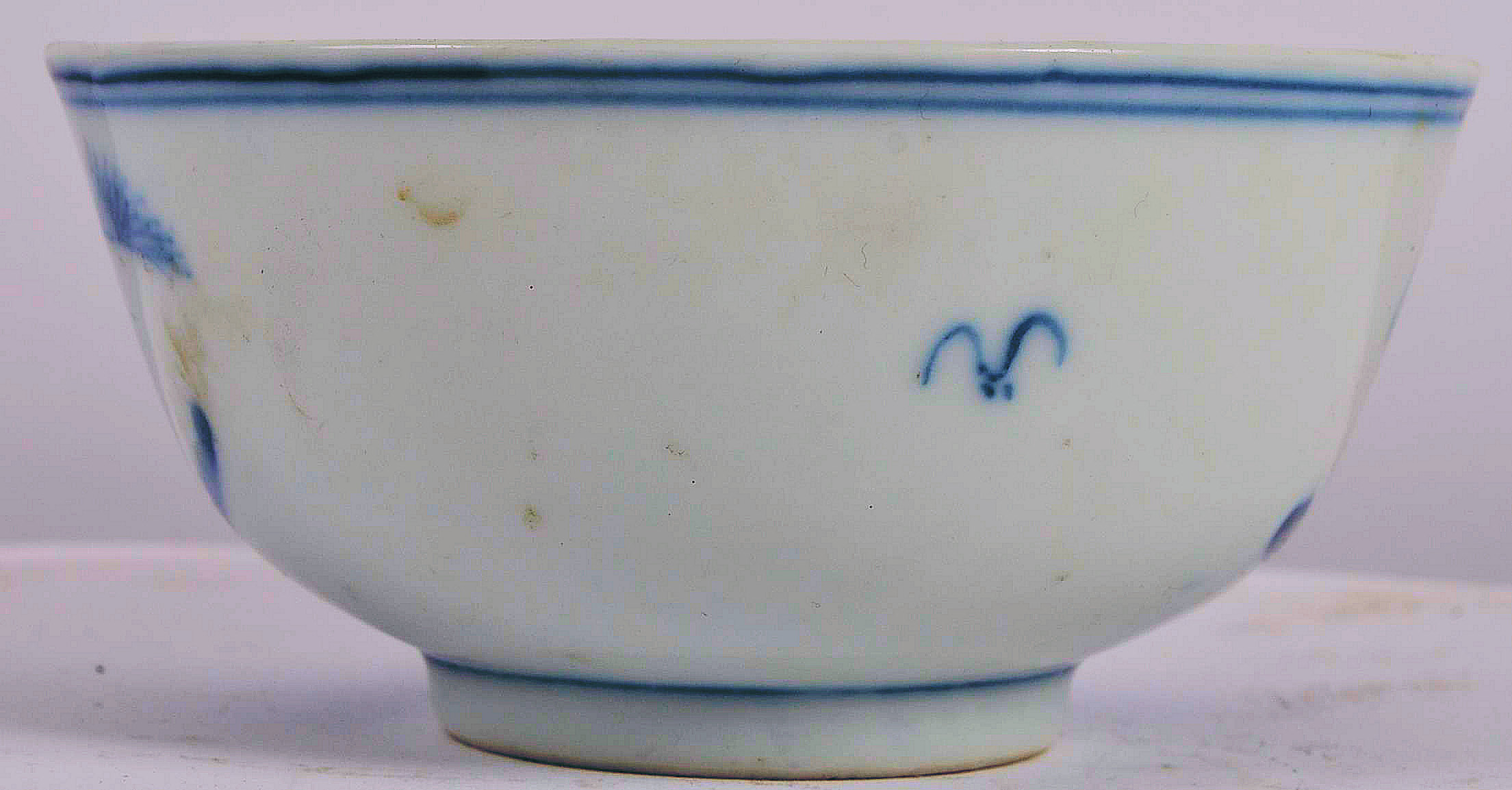 19TH CENTURY CHINESE BLUE AND WHITE RICE BOWL DEPICTING ELDERS - Image 3 of 6