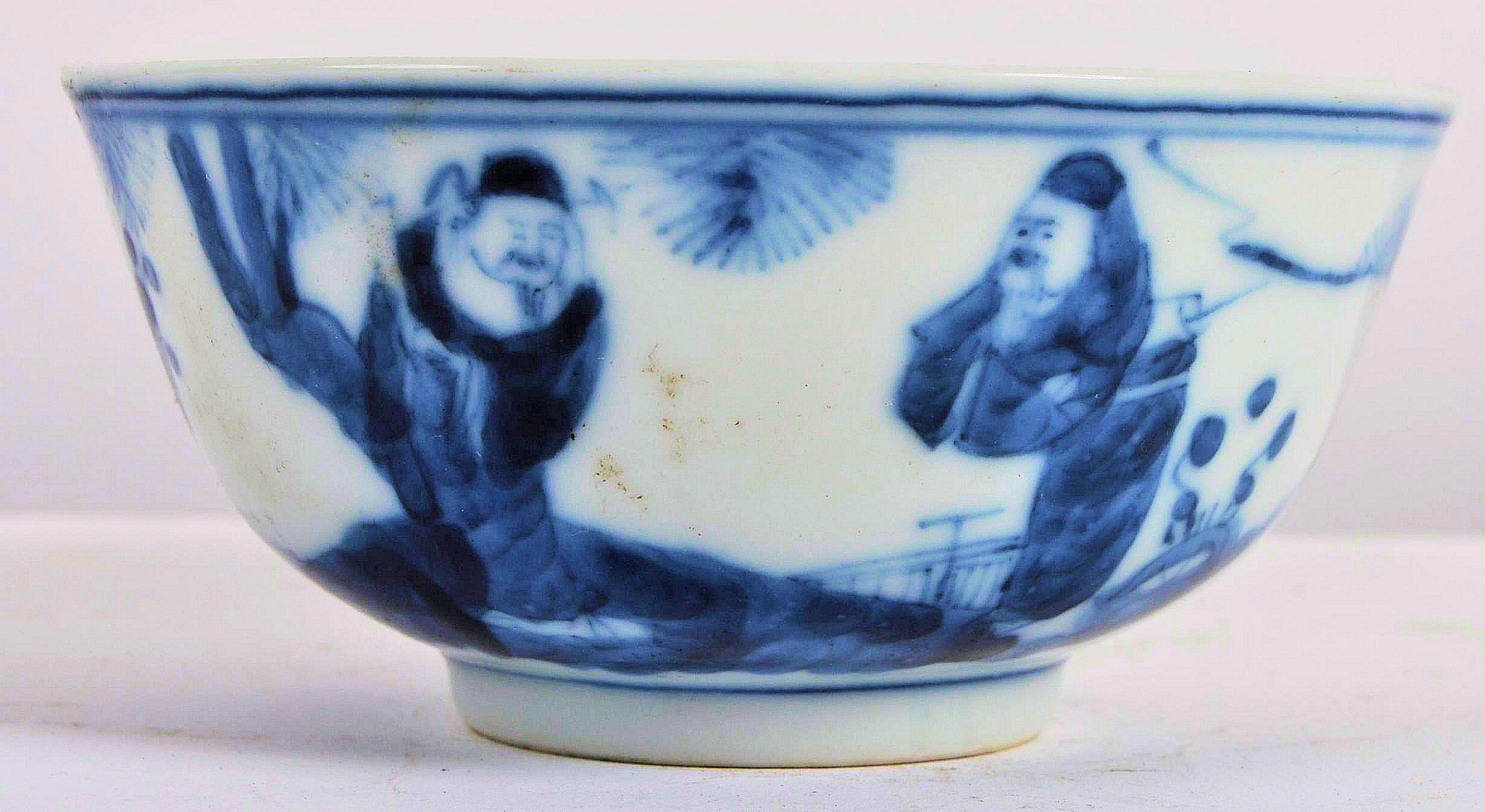 19TH CENTURY CHINESE BLUE AND WHITE RICE BOWL DEPICTING ELDERS - Image 4 of 6