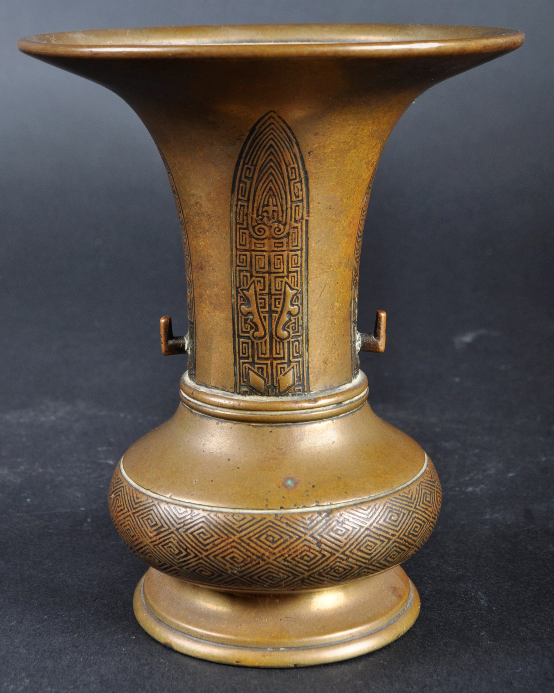 19TH CENTURY CHINESE ARCHIASTIC BRONZE GU VESSEL - Image 6 of 7