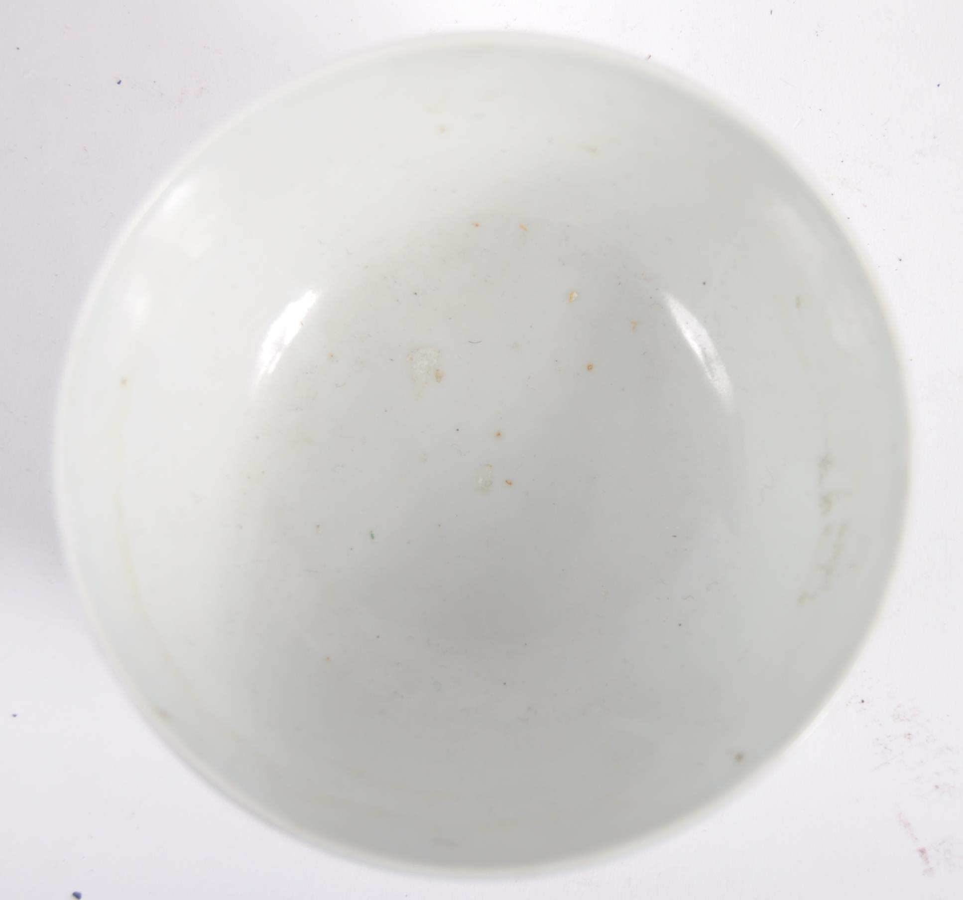19TH CENTURY CHINESE BLUE AND WHITE RICE BOWL DEPICTING ELDERS - Image 5 of 6