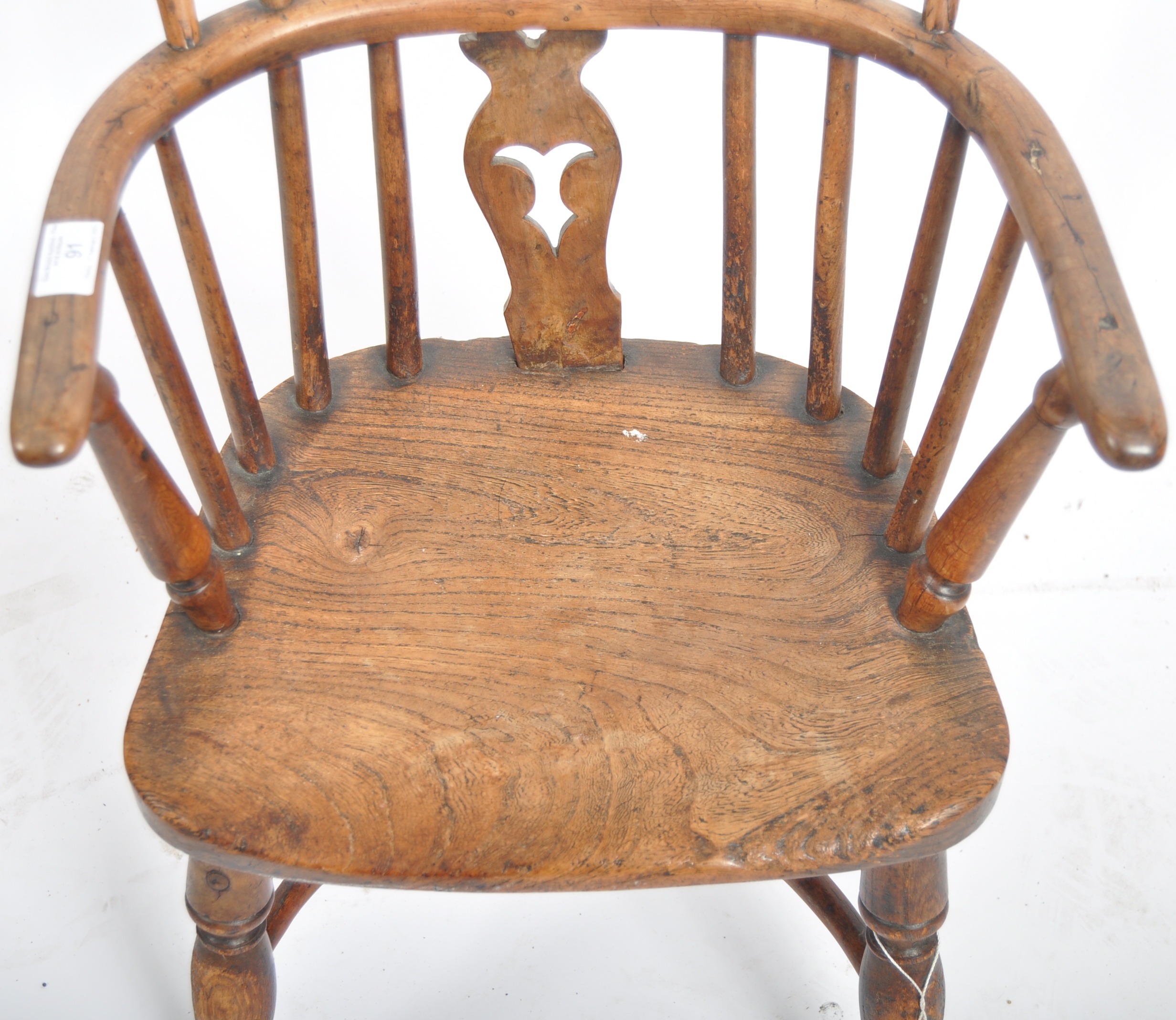 19TH CENTURY ELM WINDSOR CHILDS CHAIR - Image 3 of 7