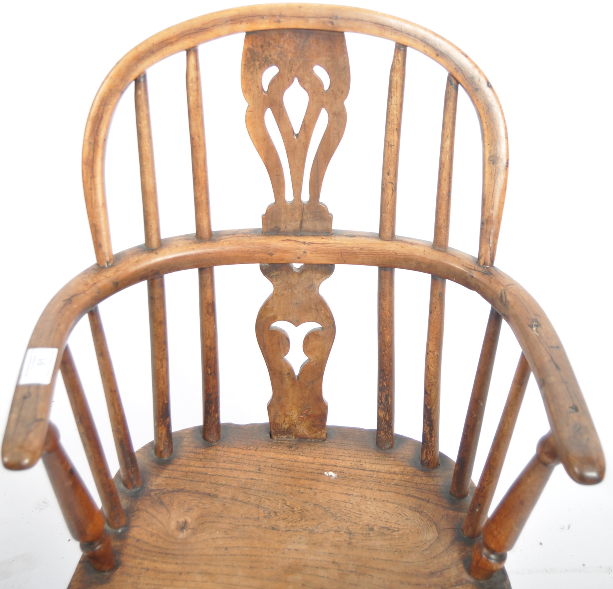 19TH CENTURY ELM WINDSOR CHILDS CHAIR - Image 4 of 7