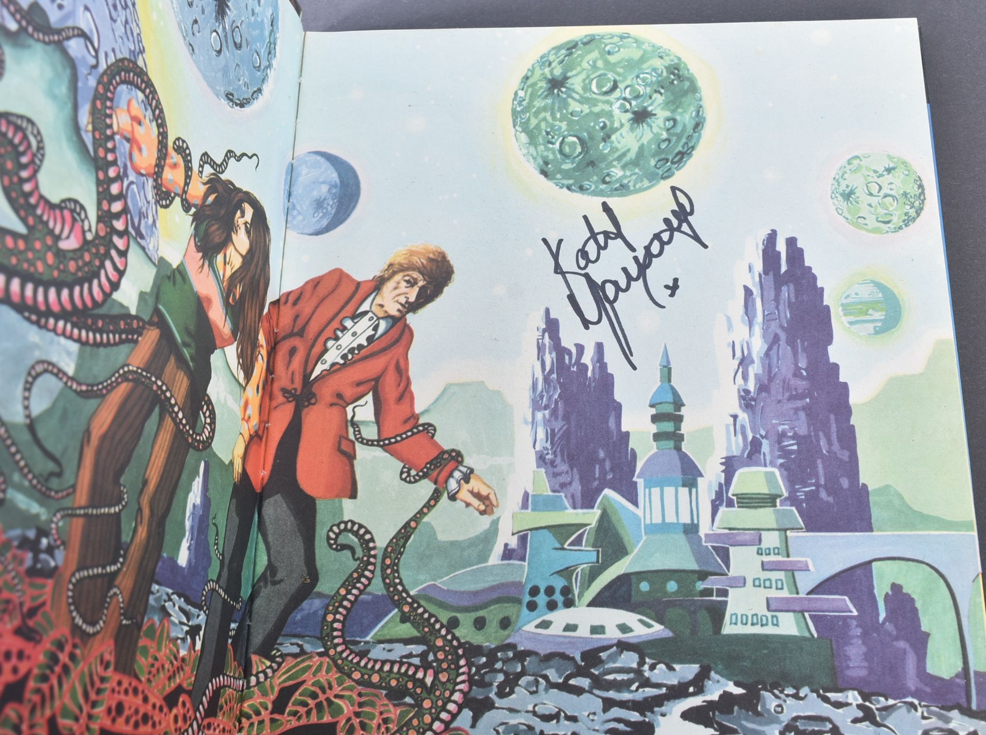 DOCTOR WHO - 1975 ANNUAL - SIGNED BY KATY MANNING - Image 2 of 6