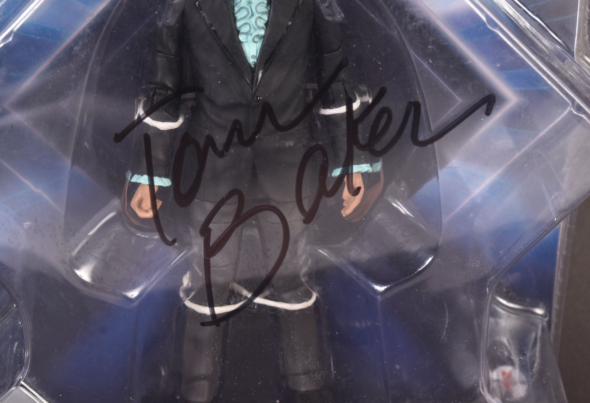 DOCTOR WHO - UNDERGROUND TOYS - TOM BAKER AUTOGRAPHED FIGURE - Image 2 of 3