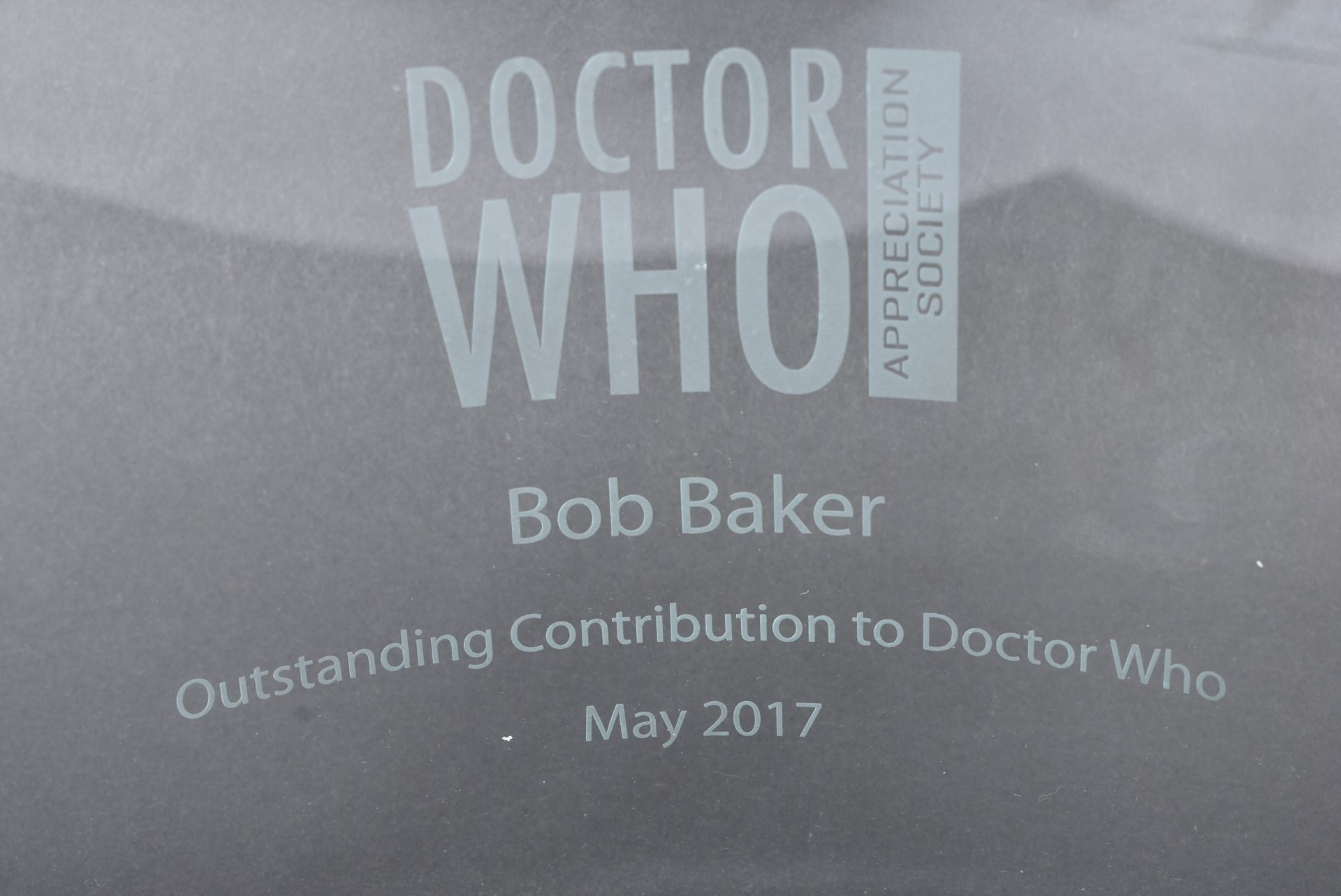 ESTATE OF BOB BAKER - DOCTOR WHO - ORIGINAL AWARD PLAQUE - Bild 2 aus 3