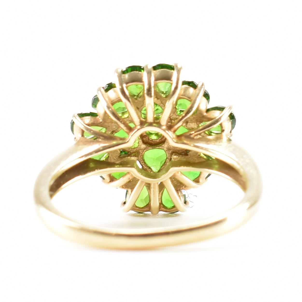 HALLMARKED 9CT GOLD & GREEN STONE CLUSTER RING - Image 4 of 11