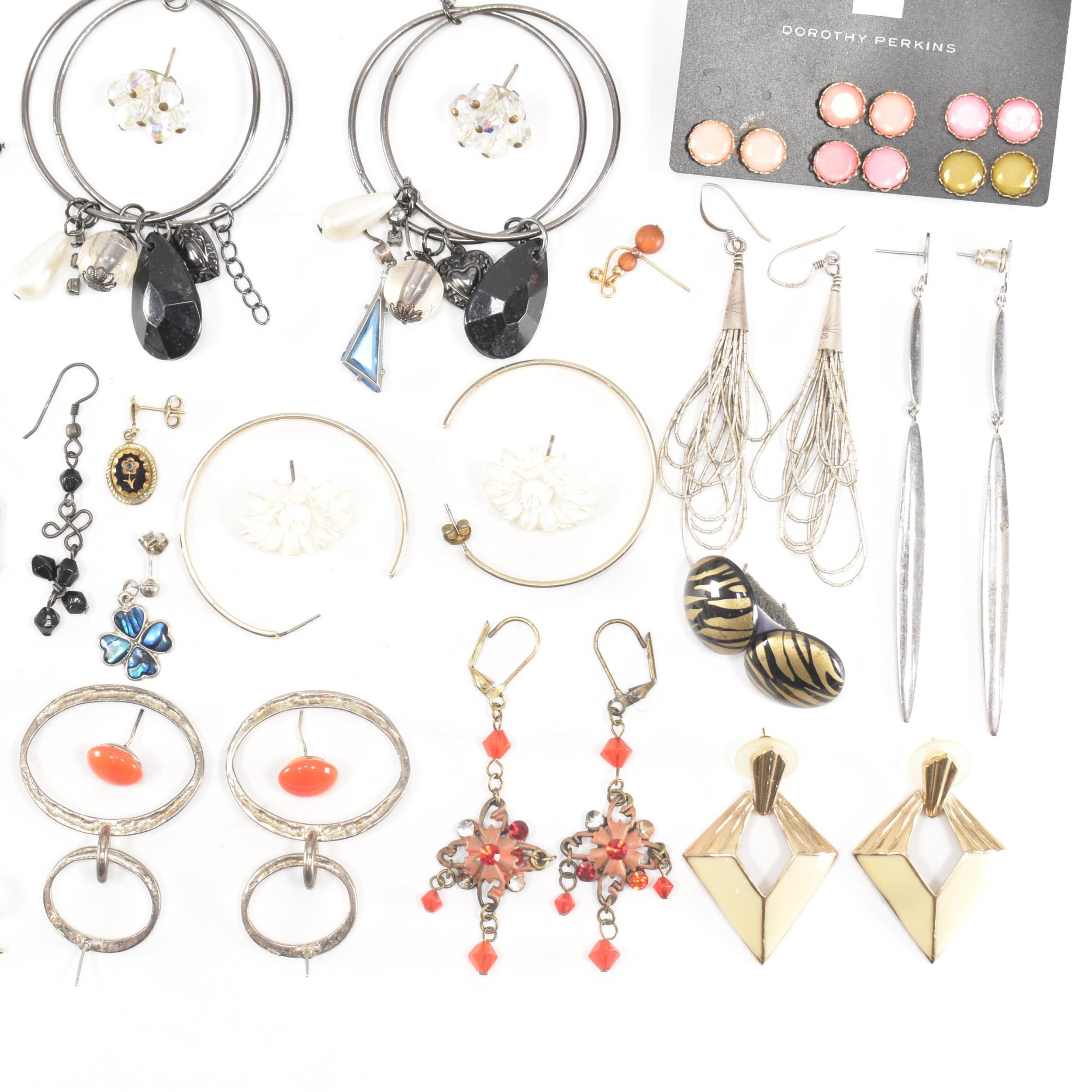 COLLECTION OF ASSORTED COSTUME JEWELLERY PIERCED EARRINGS - Image 3 of 5