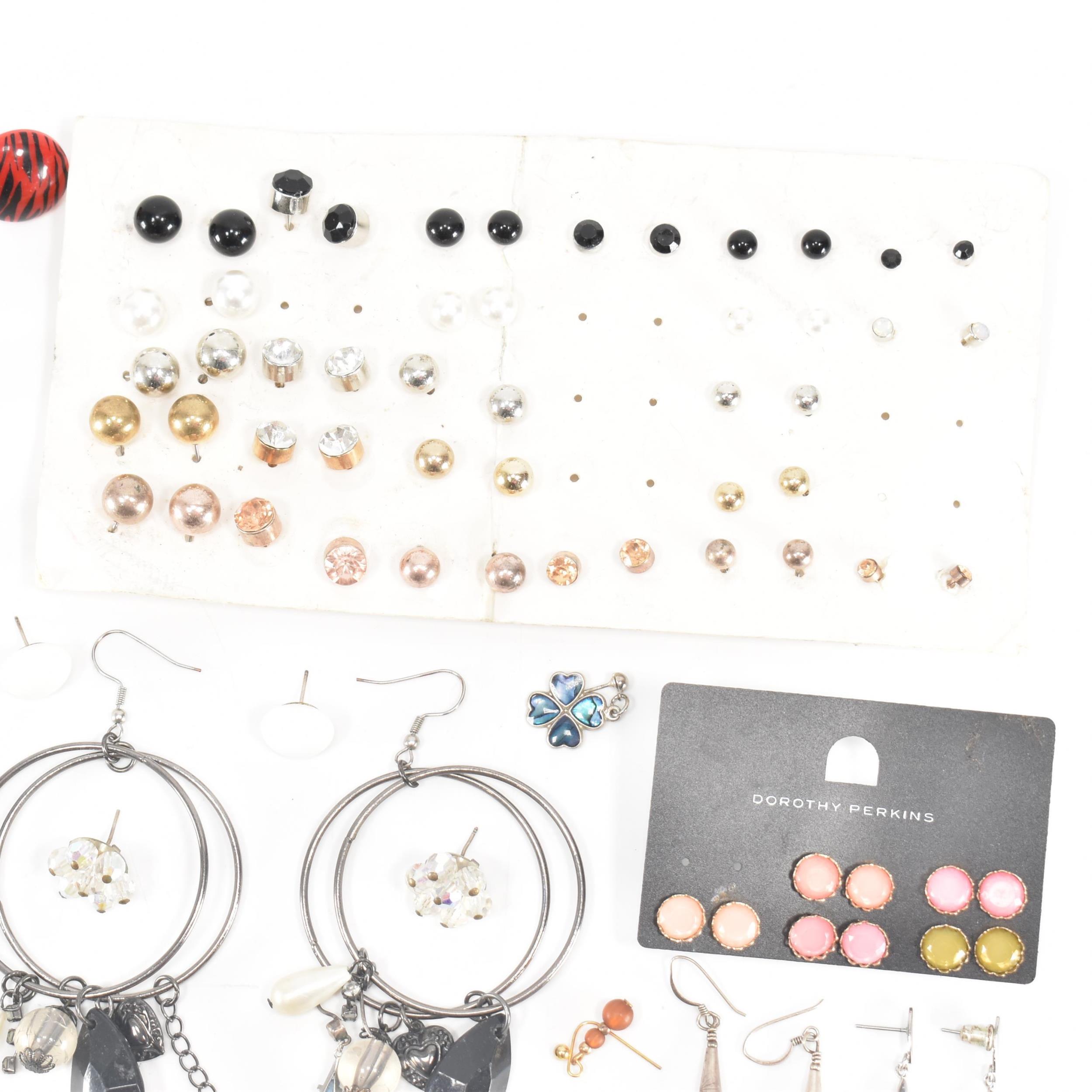 COLLECTION OF ASSORTED COSTUME JEWELLERY PIERCED EARRINGS - Image 4 of 5