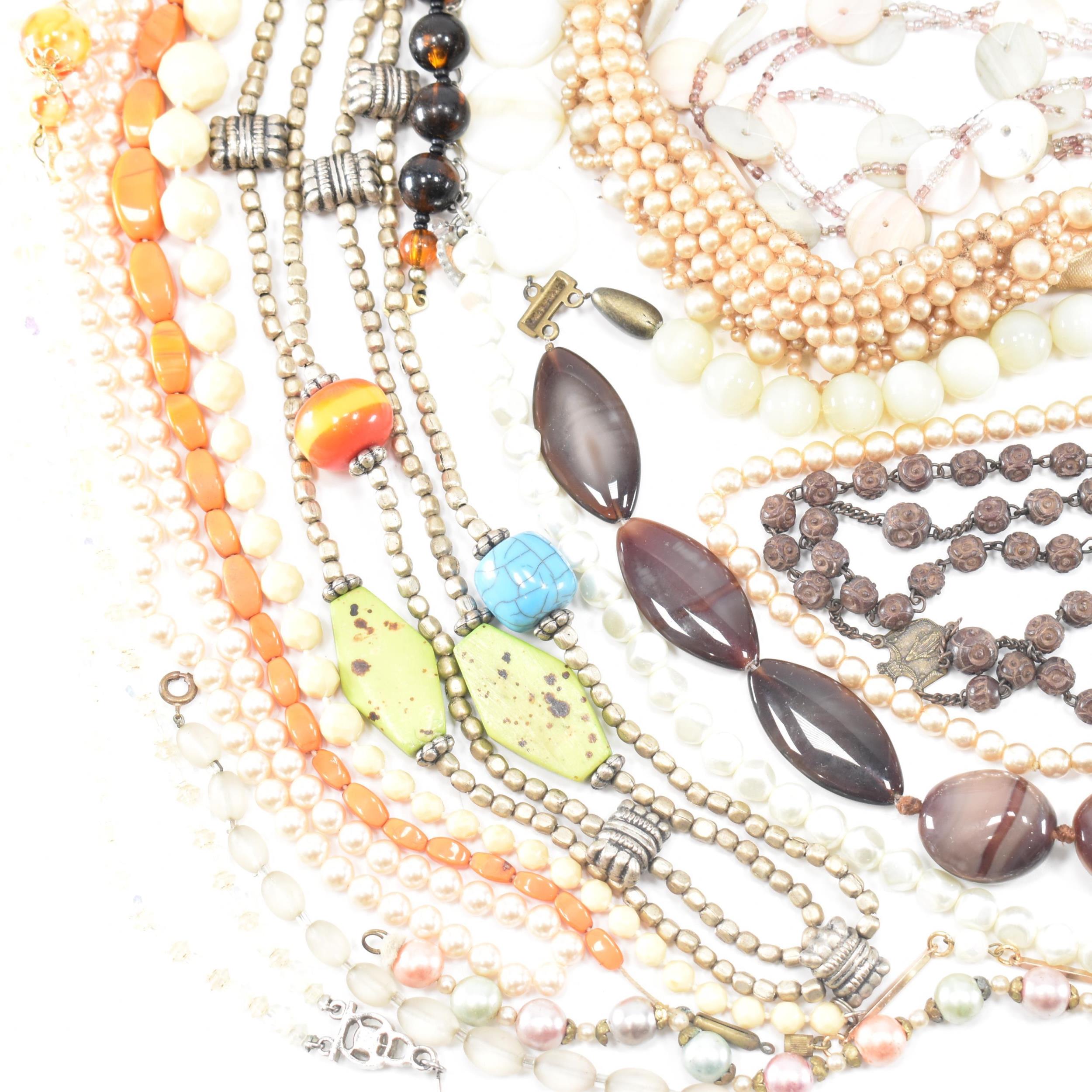 COLLECTION OF ASSORTED COSTUME JEWELLERY NECKLACES - Image 4 of 10