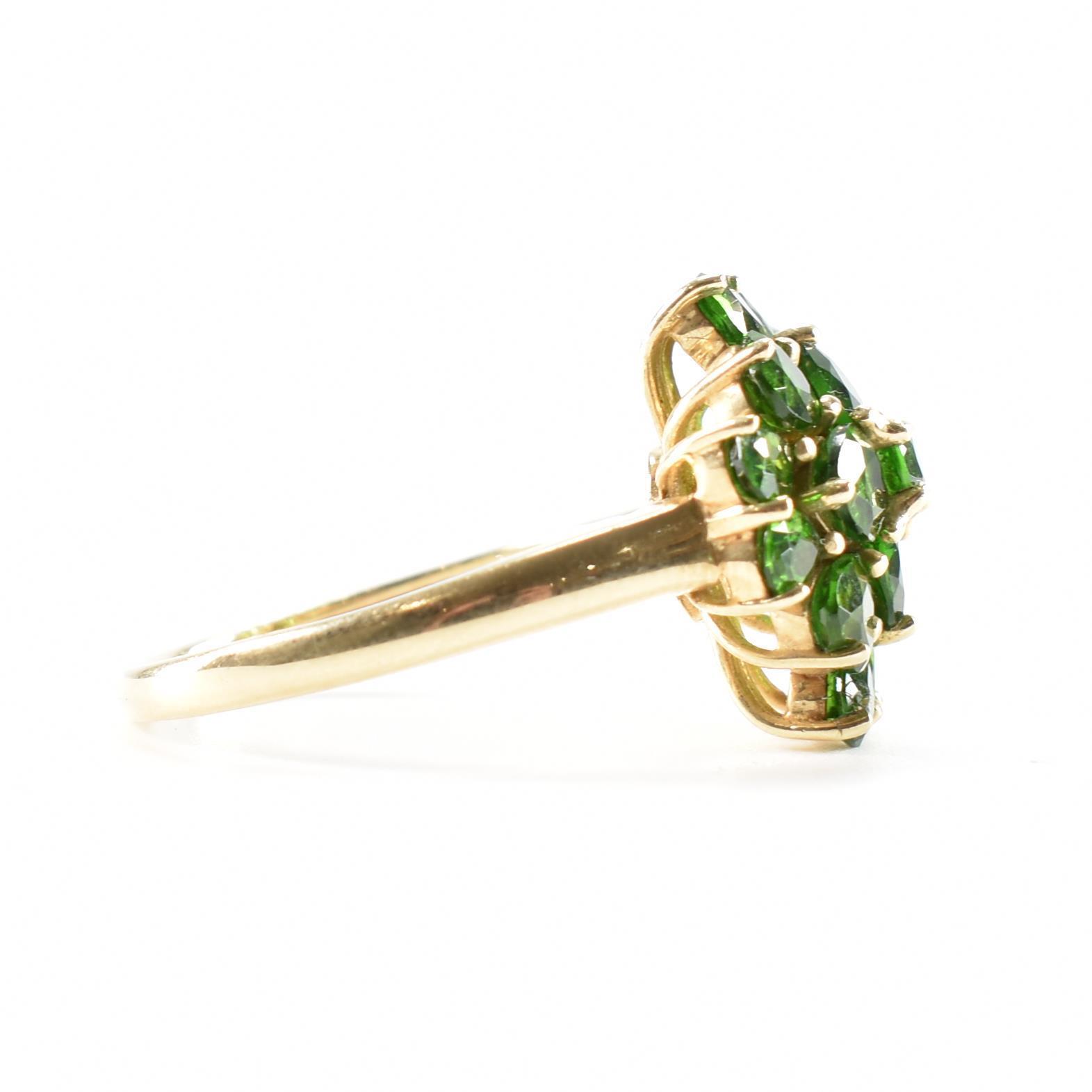 HALLMARKED 9CT GOLD & GREEN STONE CLUSTER RING - Image 5 of 11