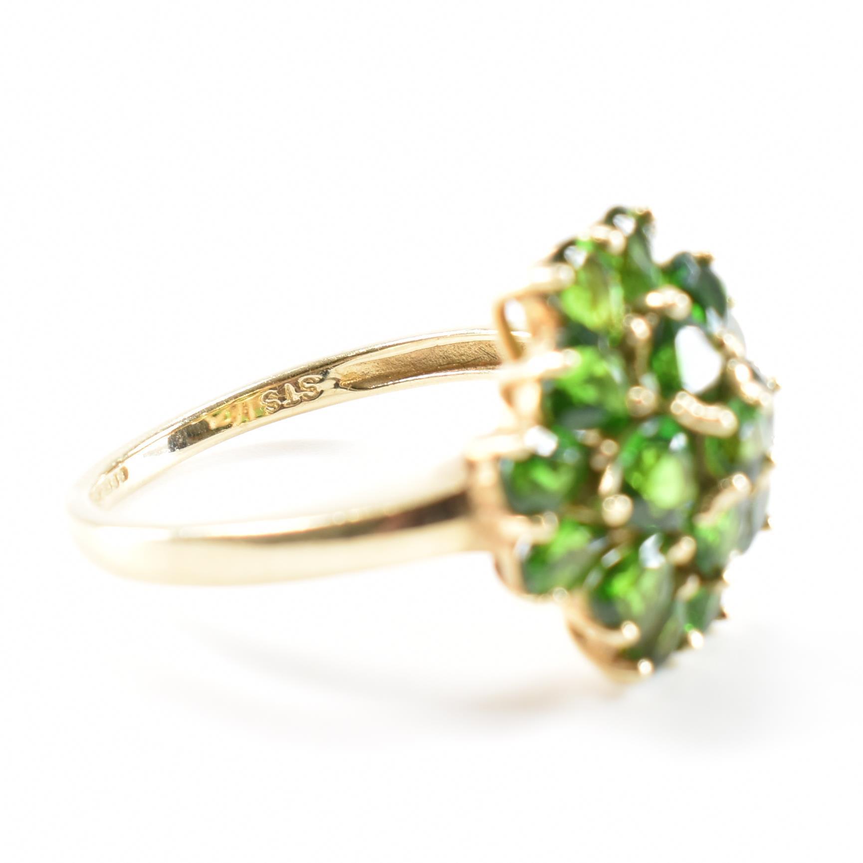 HALLMARKED 9CT GOLD & GREEN STONE CLUSTER RING - Image 8 of 11