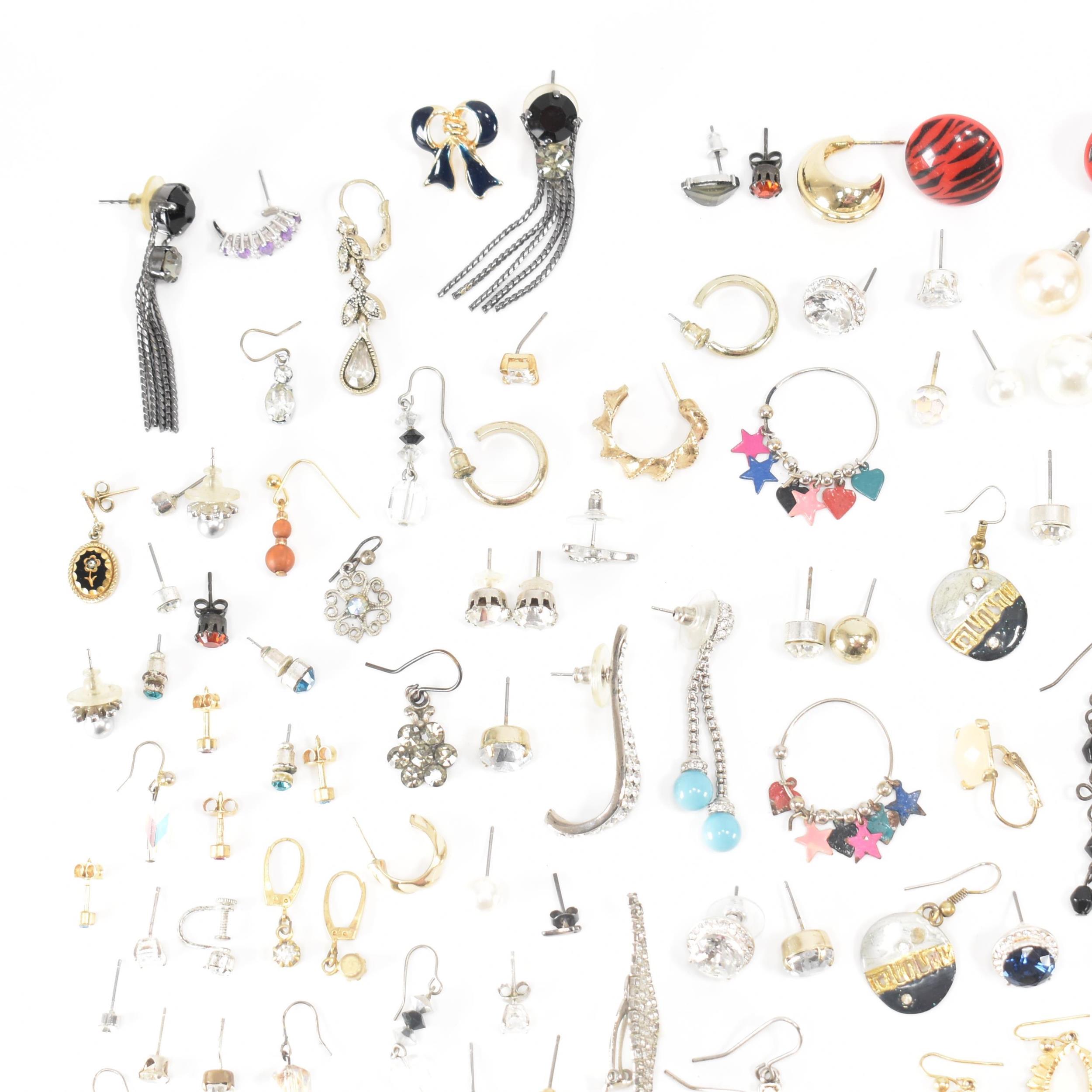 COLLECTION OF ASSORTED COSTUME JEWELLERY PIERCED EARRINGS - Image 5 of 5