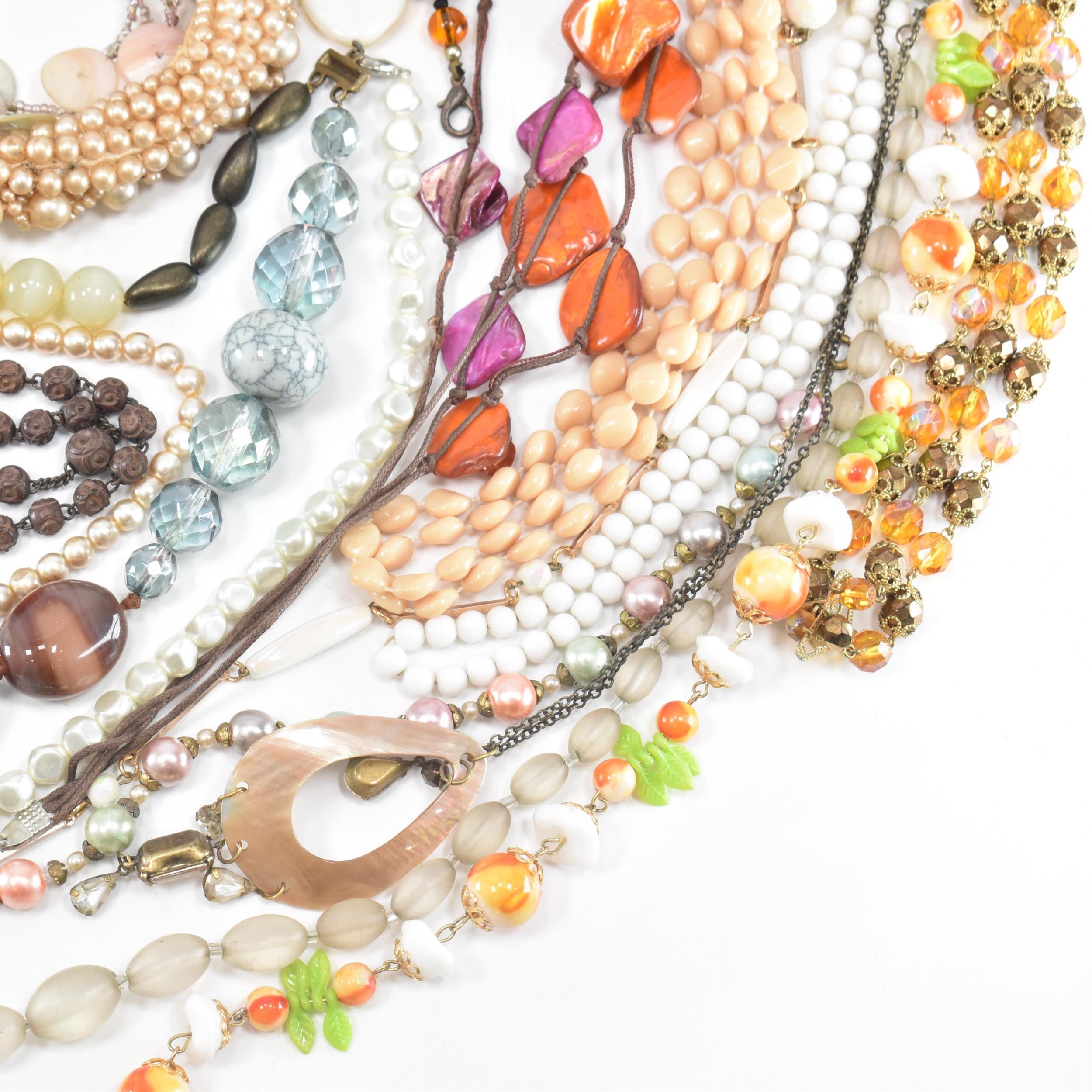 COLLECTION OF ASSORTED COSTUME JEWELLERY NECKLACES - Image 3 of 10