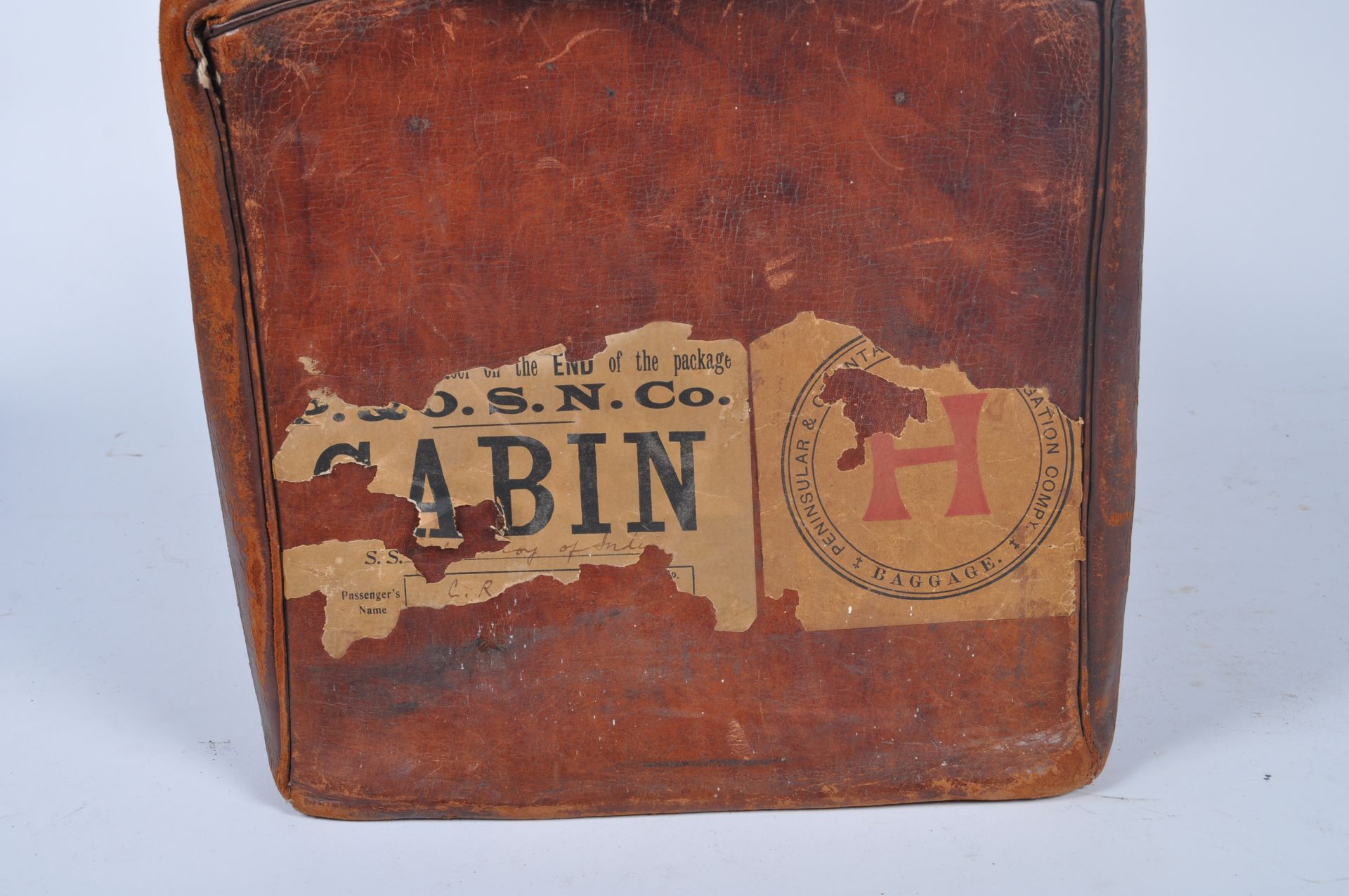 VINTAGE EARLY 20th CENTURY LEATHER CABIN BAG - Image 7 of 8