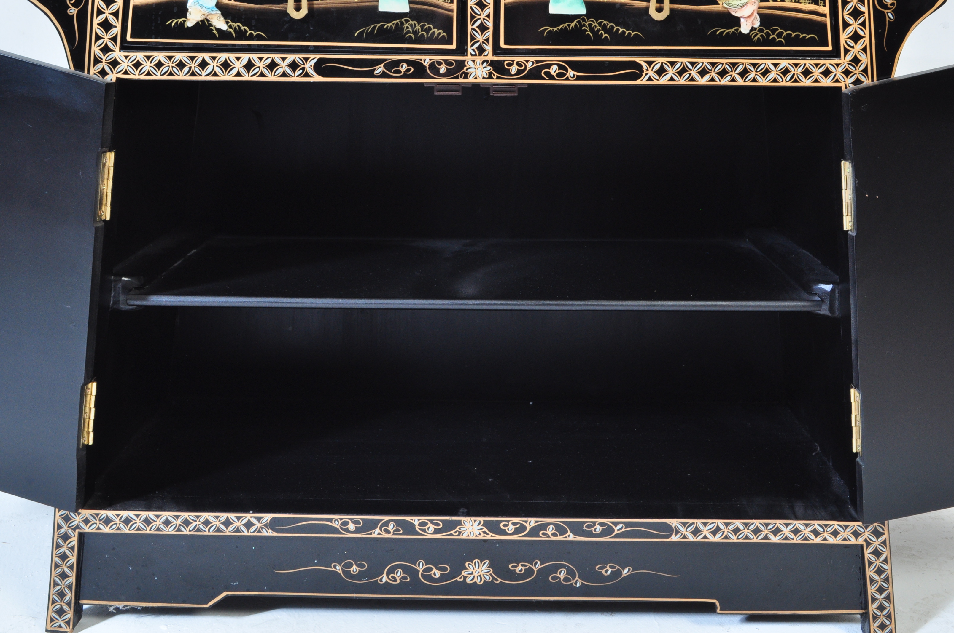 20TH CENTURY CHINESE BLACK LACQUER & CHINOISERIE SIDEBOARD - Image 5 of 6