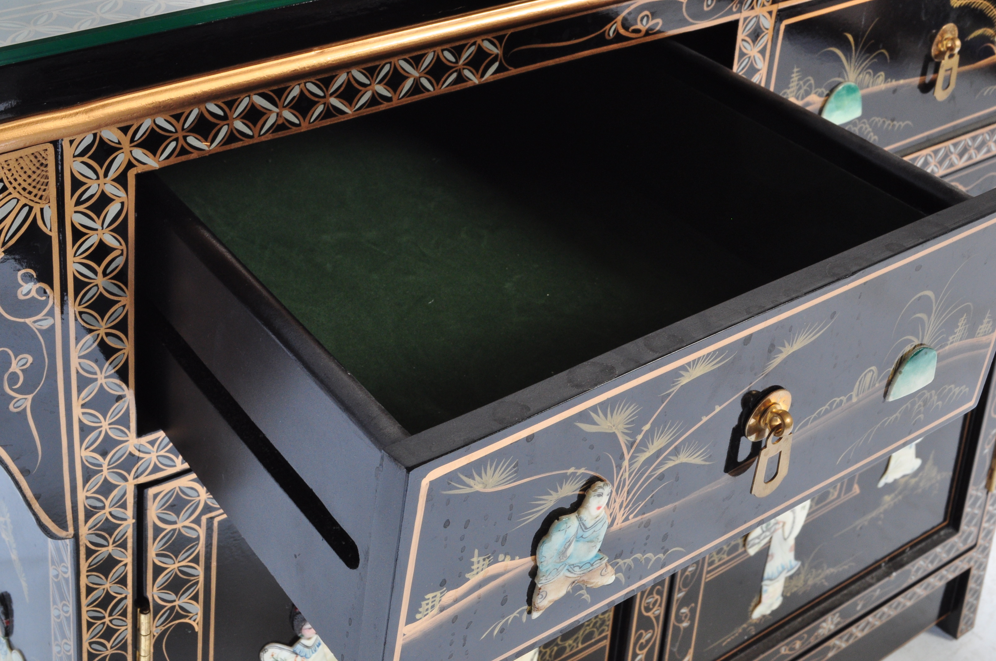 20TH CENTURY CHINESE BLACK LACQUER & CHINOISERIE SIDEBOARD - Image 4 of 6