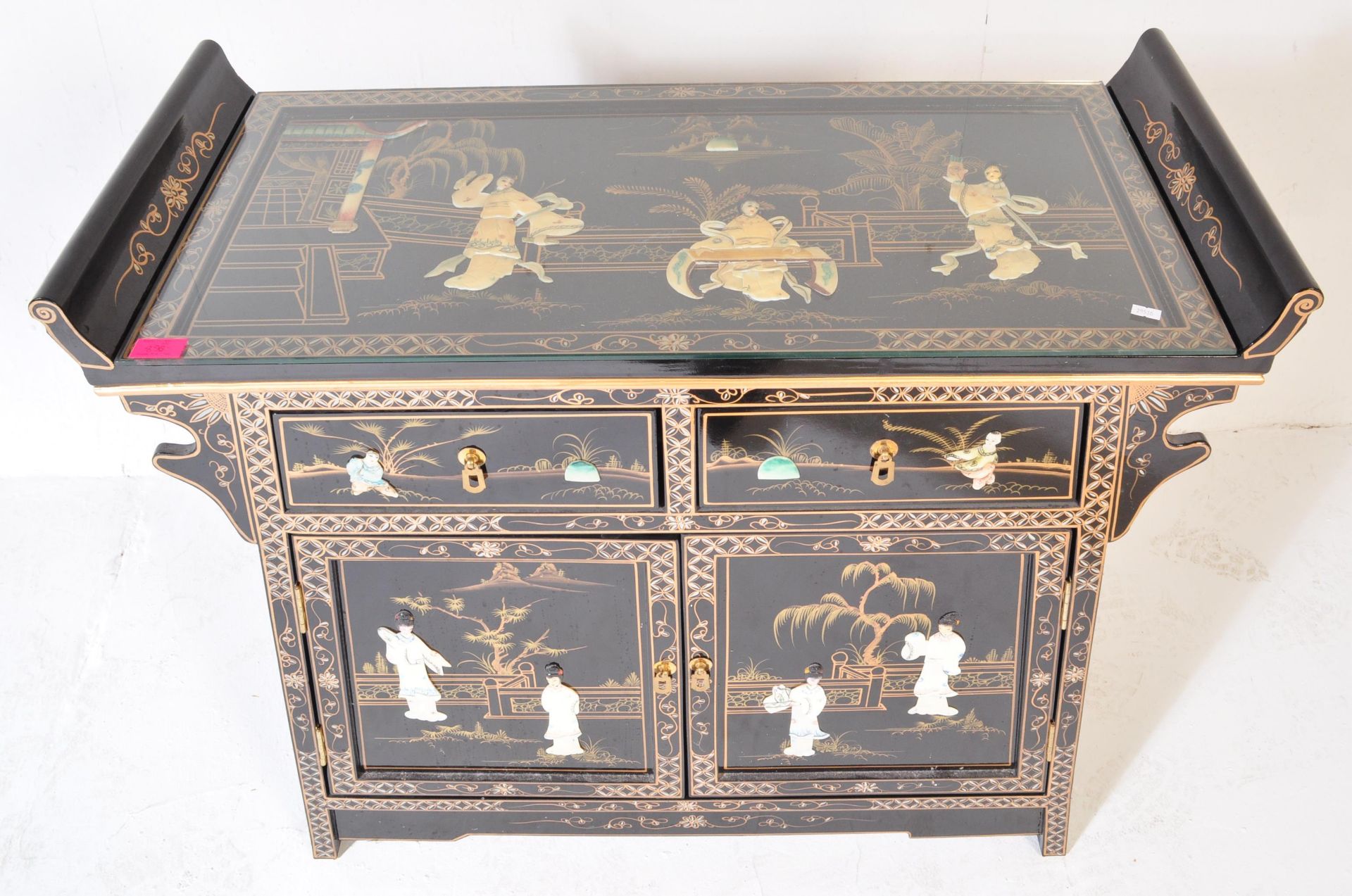 20TH CENTURY CHINESE BLACK LACQUER & CHINOISERIE SIDEBOARD - Bild 6 aus 6