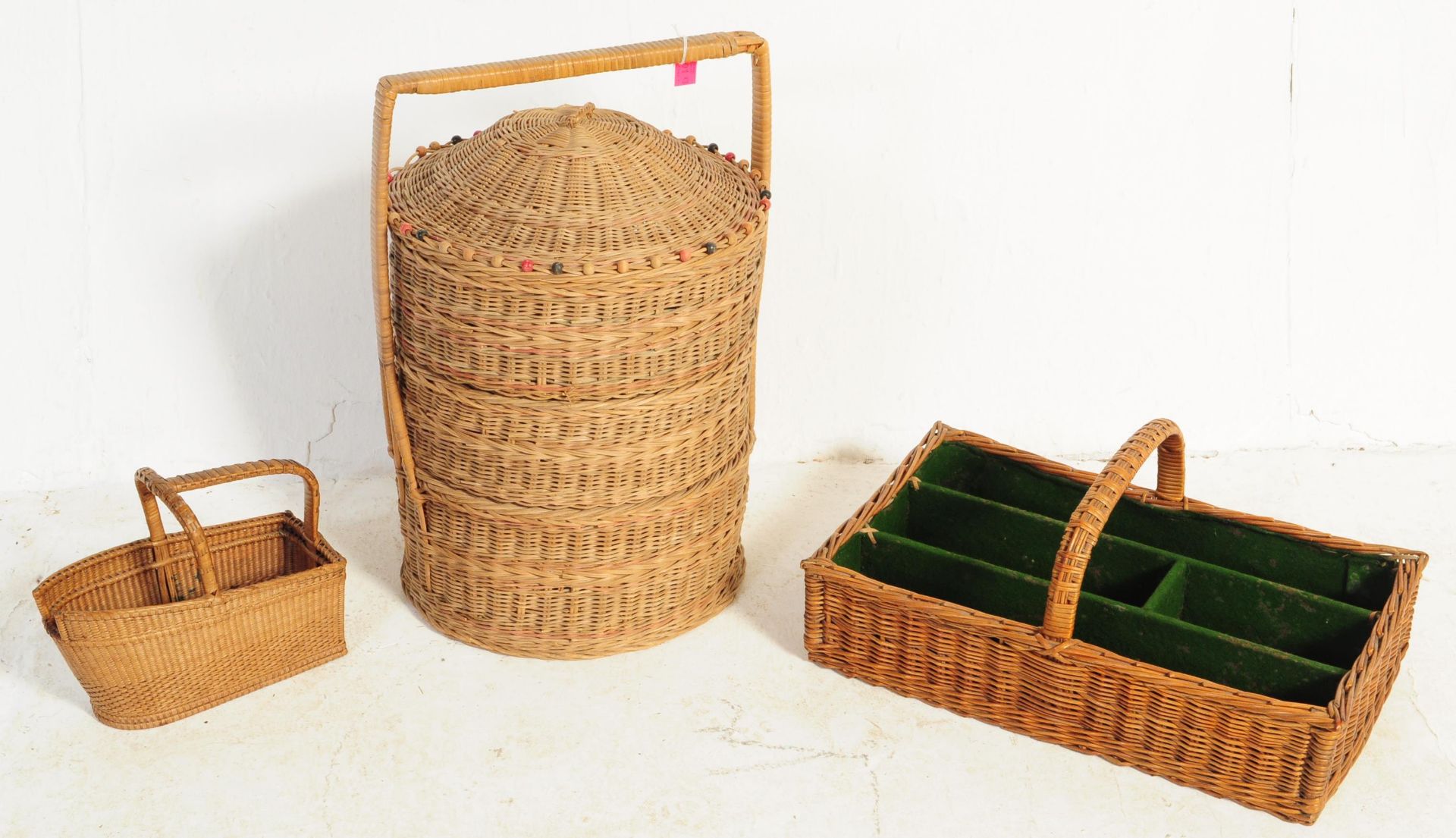 THREE PIECES OF VINTAGE WICKER - SEWING BOX - WINE CARRIER - Bild 2 aus 6