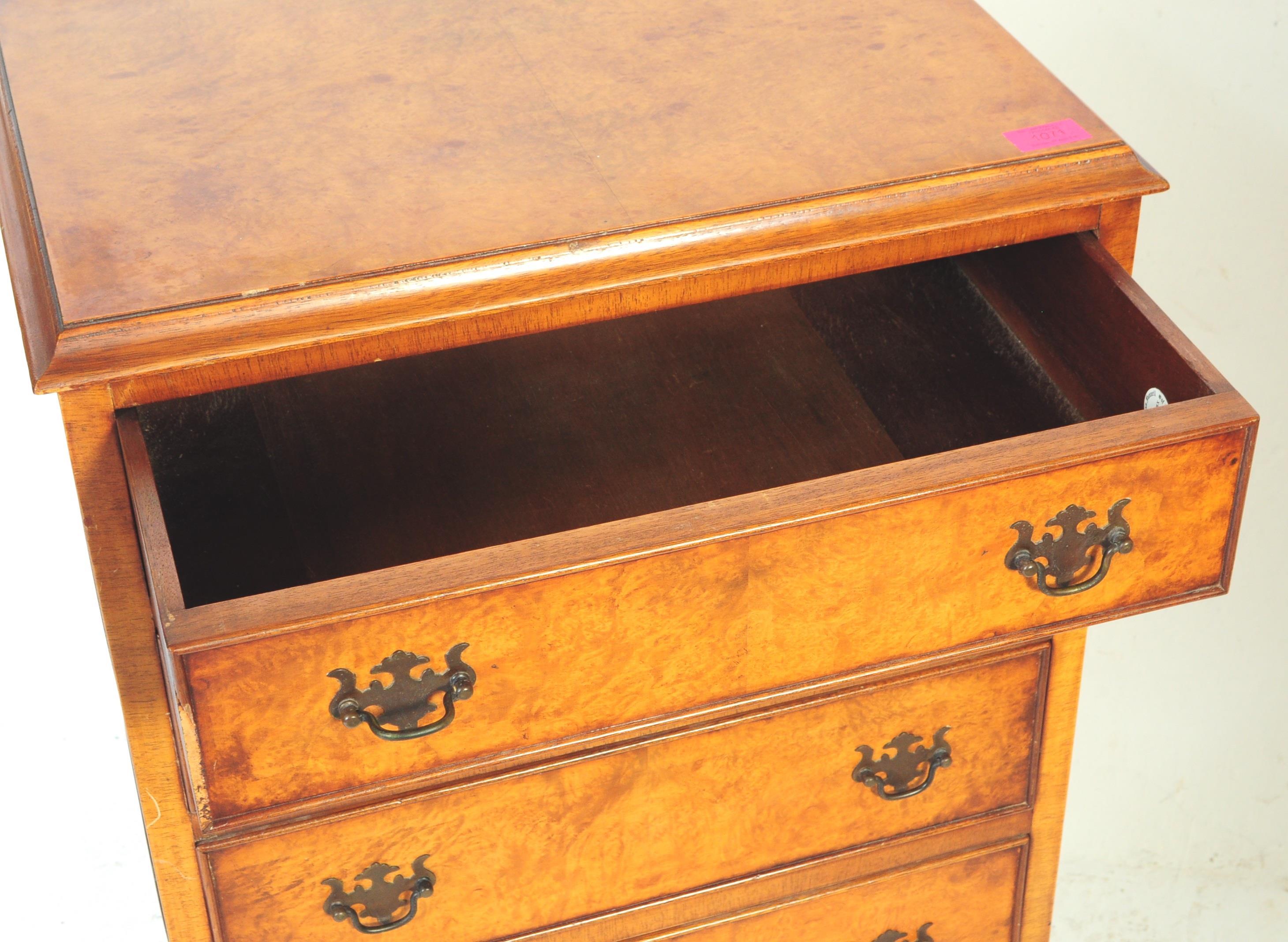 QUEEN ANNE REVIVAL BACHELORS PEDESTAL CHEST OF DRAWERS - Image 3 of 6