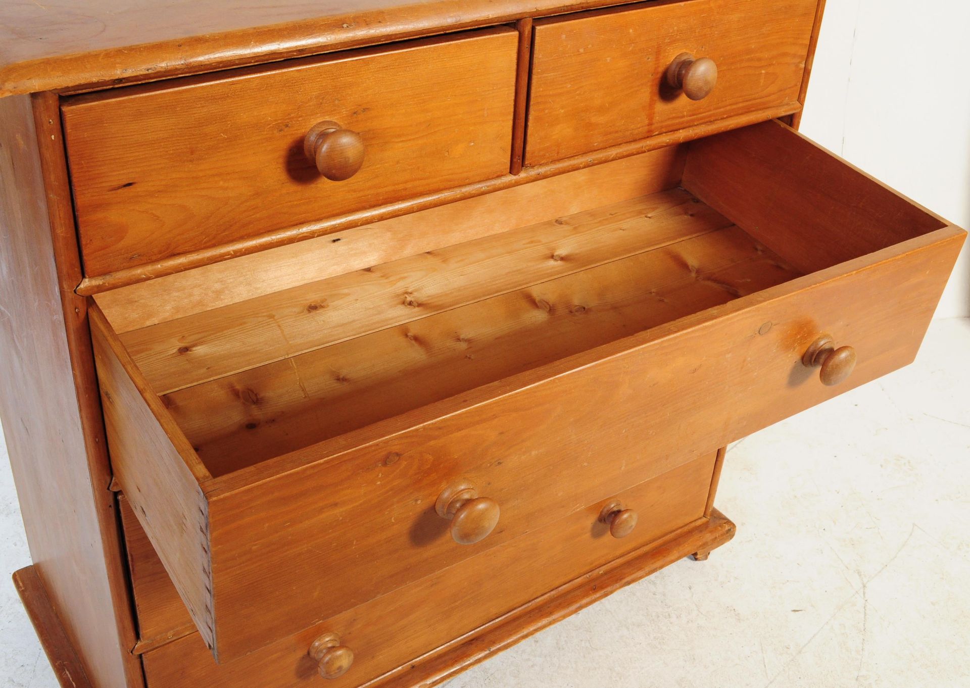 VICTORIAN 19TH CENTURY PINE CHEST OF DRAWERS - Bild 4 aus 5