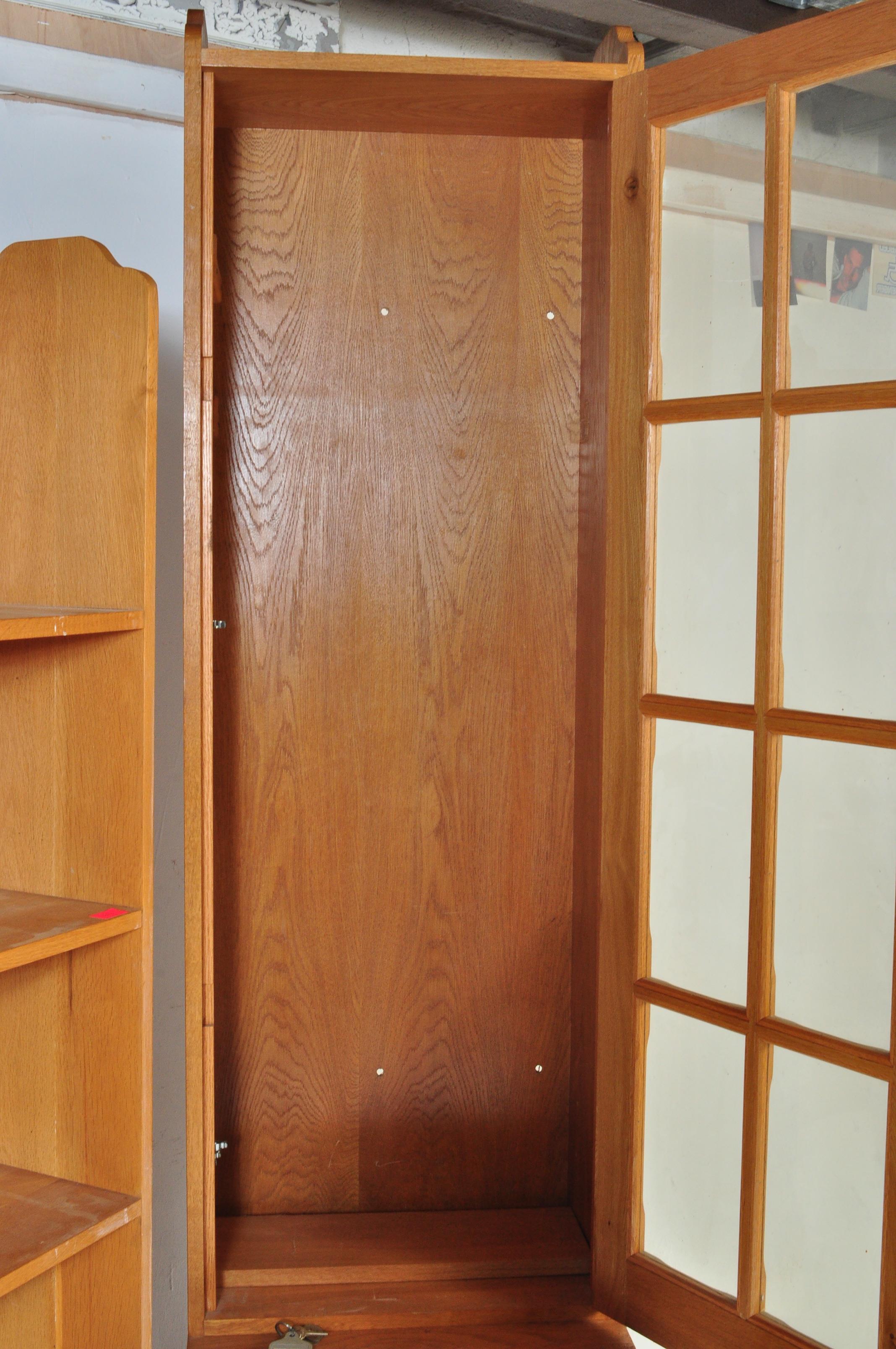 CONTEMPORARY OAK PEDESTAL DISPLAY CABINET & BOOKCASE - Image 3 of 7