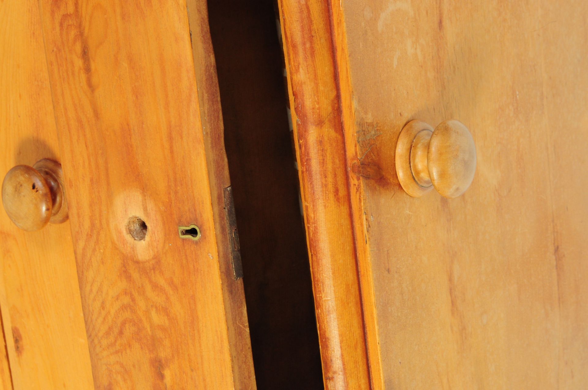 19TH CENTURY PINE CHEST OF DRAWERS - Image 4 of 6