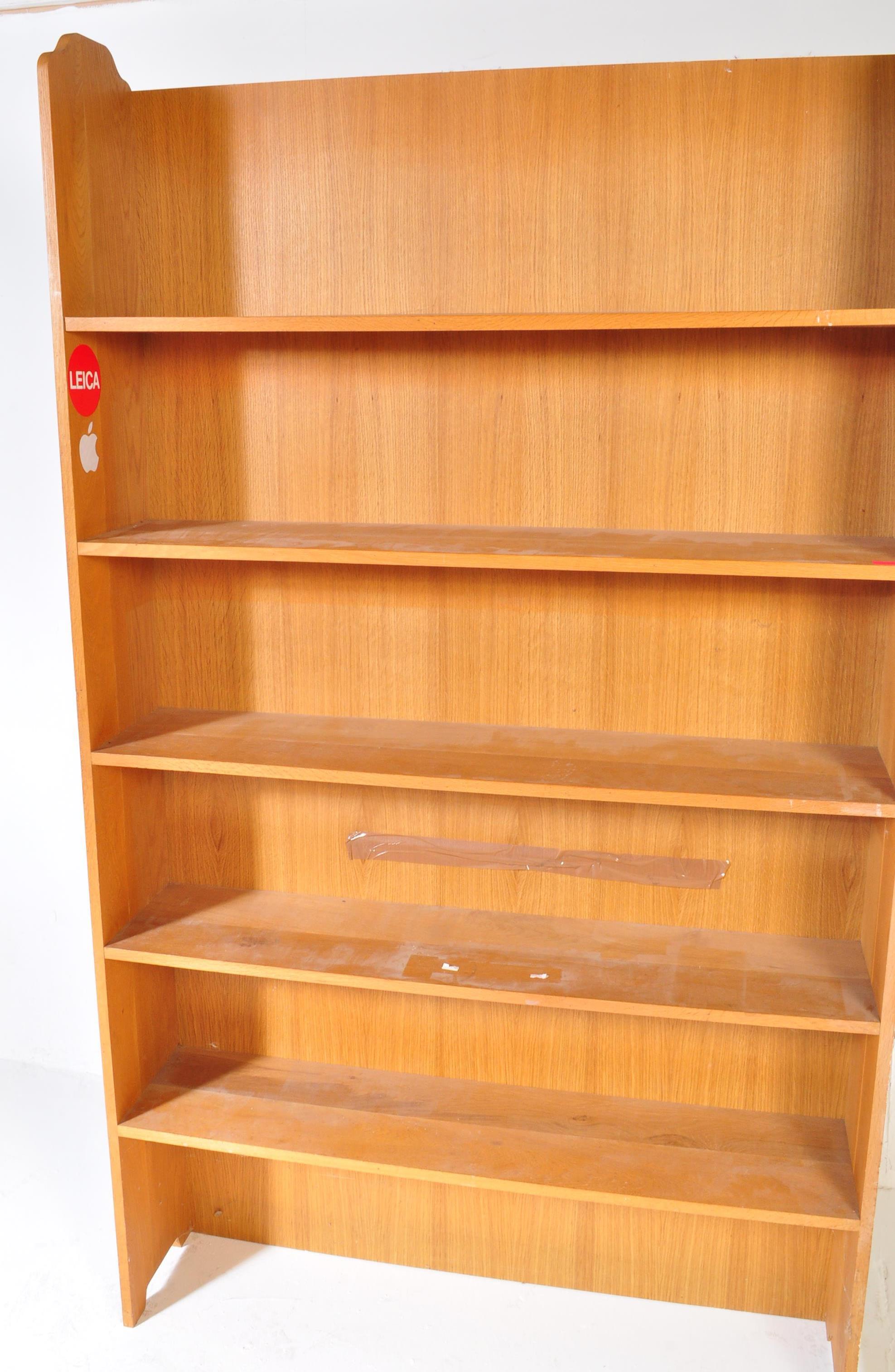 CONTEMPORARY OAK PEDESTAL DISPLAY CABINET & BOOKCASE - Image 6 of 7