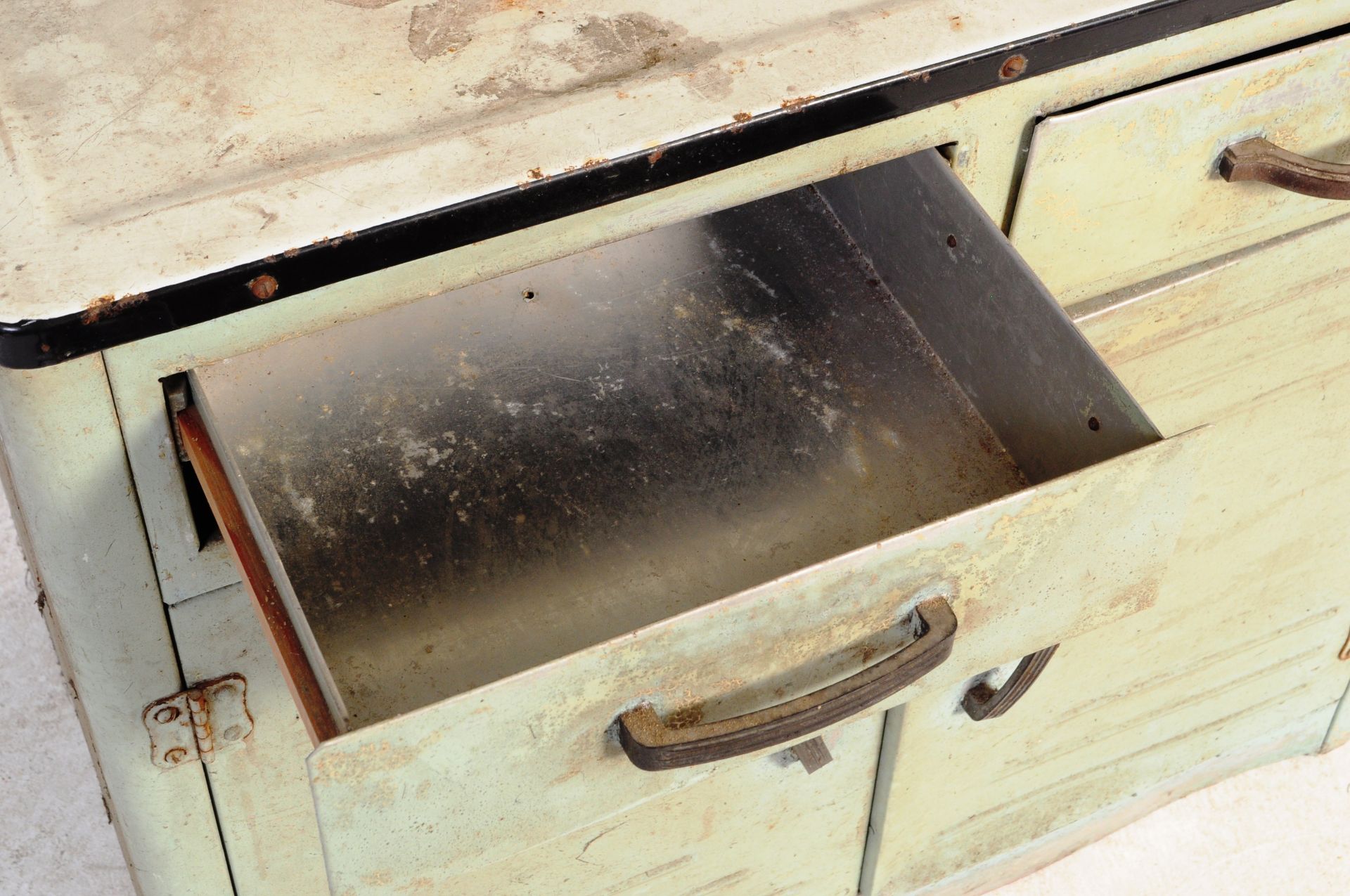 MID 20TH CENTURY CIRCA 1950S METAL PAINTED KITCHEN DRESSER - Bild 6 aus 7