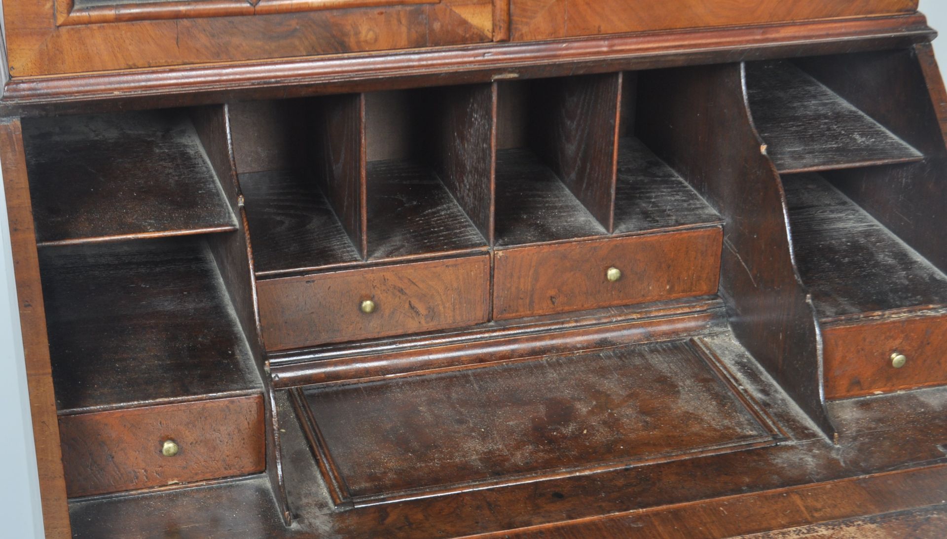 20TH CENTURY QUEEN ANNE WALNUT BUREAU BOOKCASE - Bild 6 aus 13