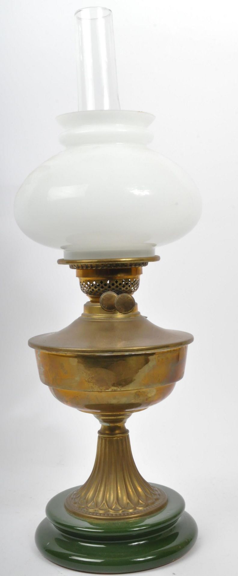 VICTORIAN 19TH CENTURY GLASS & BRASS OIL LAMP