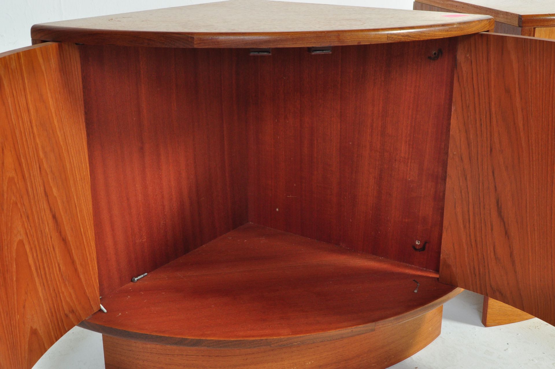 PAIR OF RETRO VINTAGE G-PLAN TEAK CORNER CUPBOARDS - Bild 4 aus 4