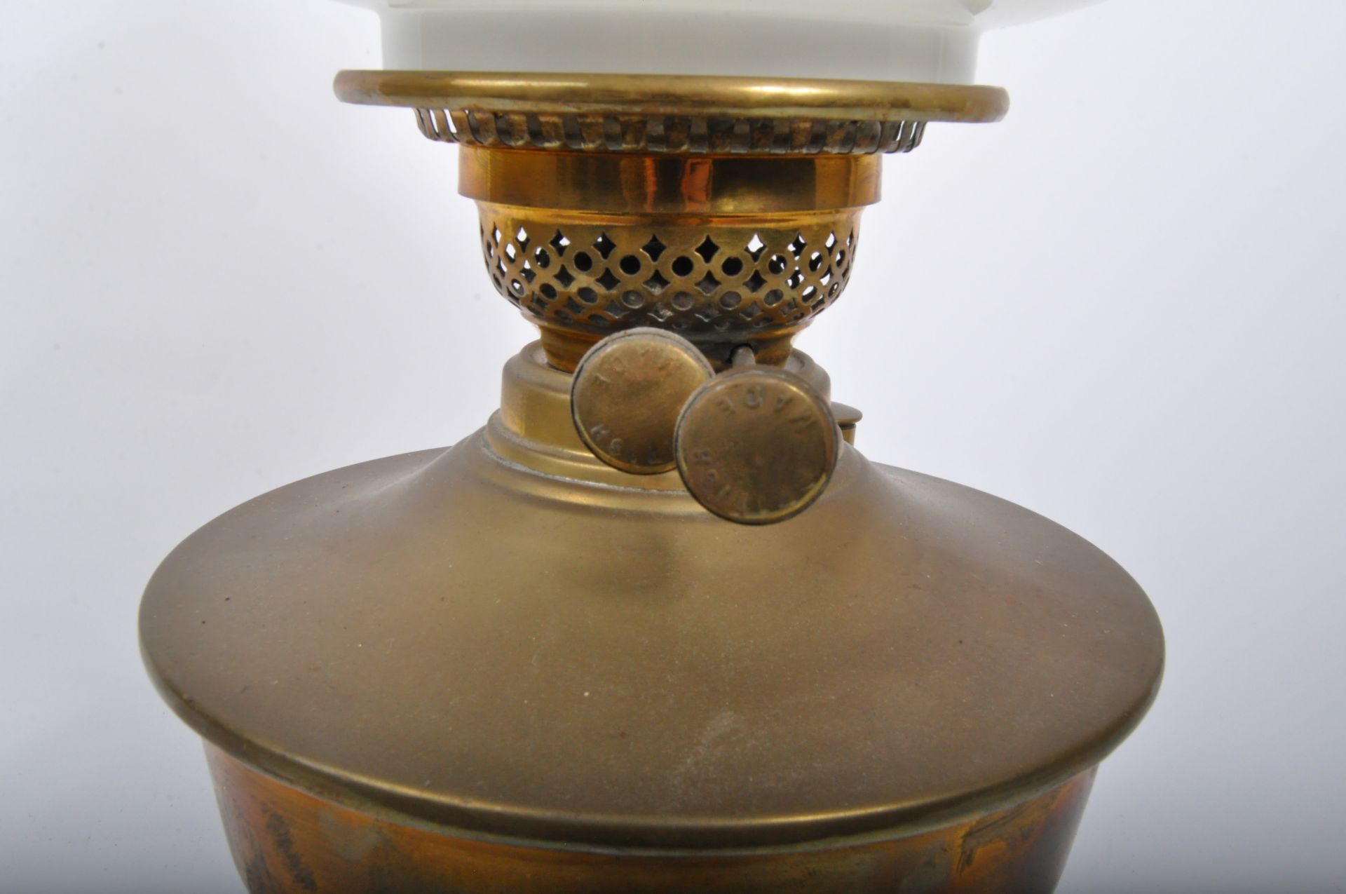 VICTORIAN 19TH CENTURY GLASS & BRASS OIL LAMP - Image 4 of 5