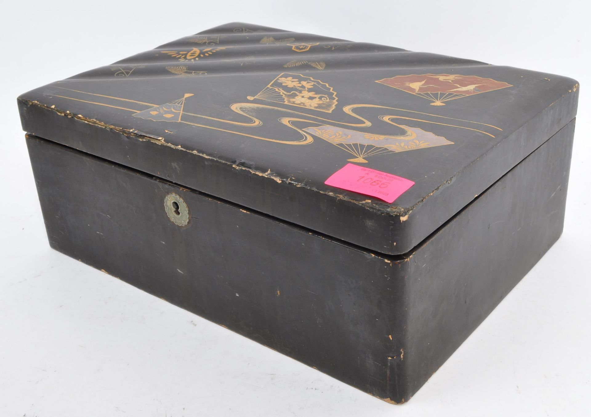 EARLY 20TH CENTURY JAPANESE GILT JACQUERED BOX