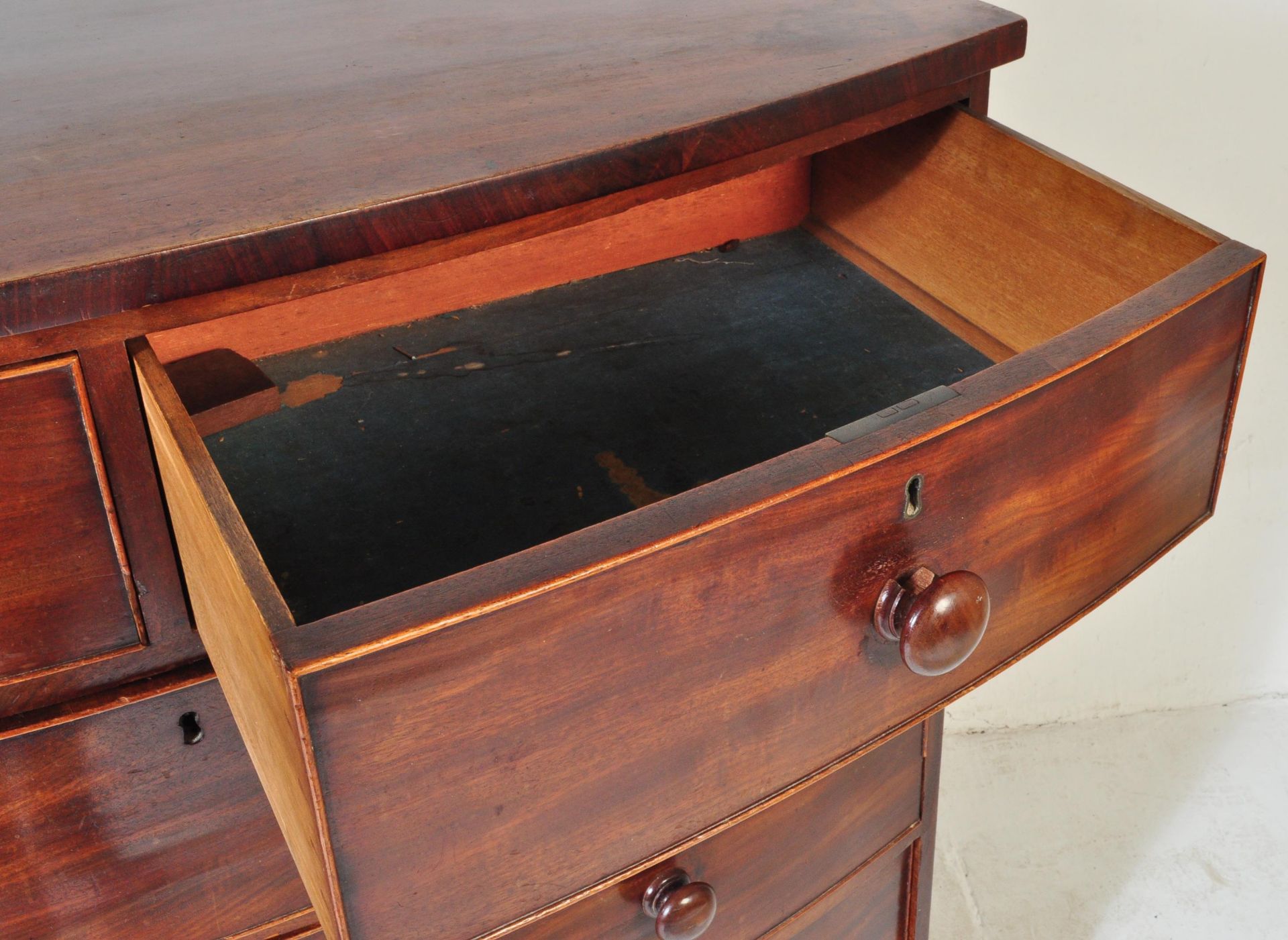 VICTORIAN 19TH CENTURY MAHOGANY BOW FRONT CHEST OF DRAWERS - Image 4 of 8