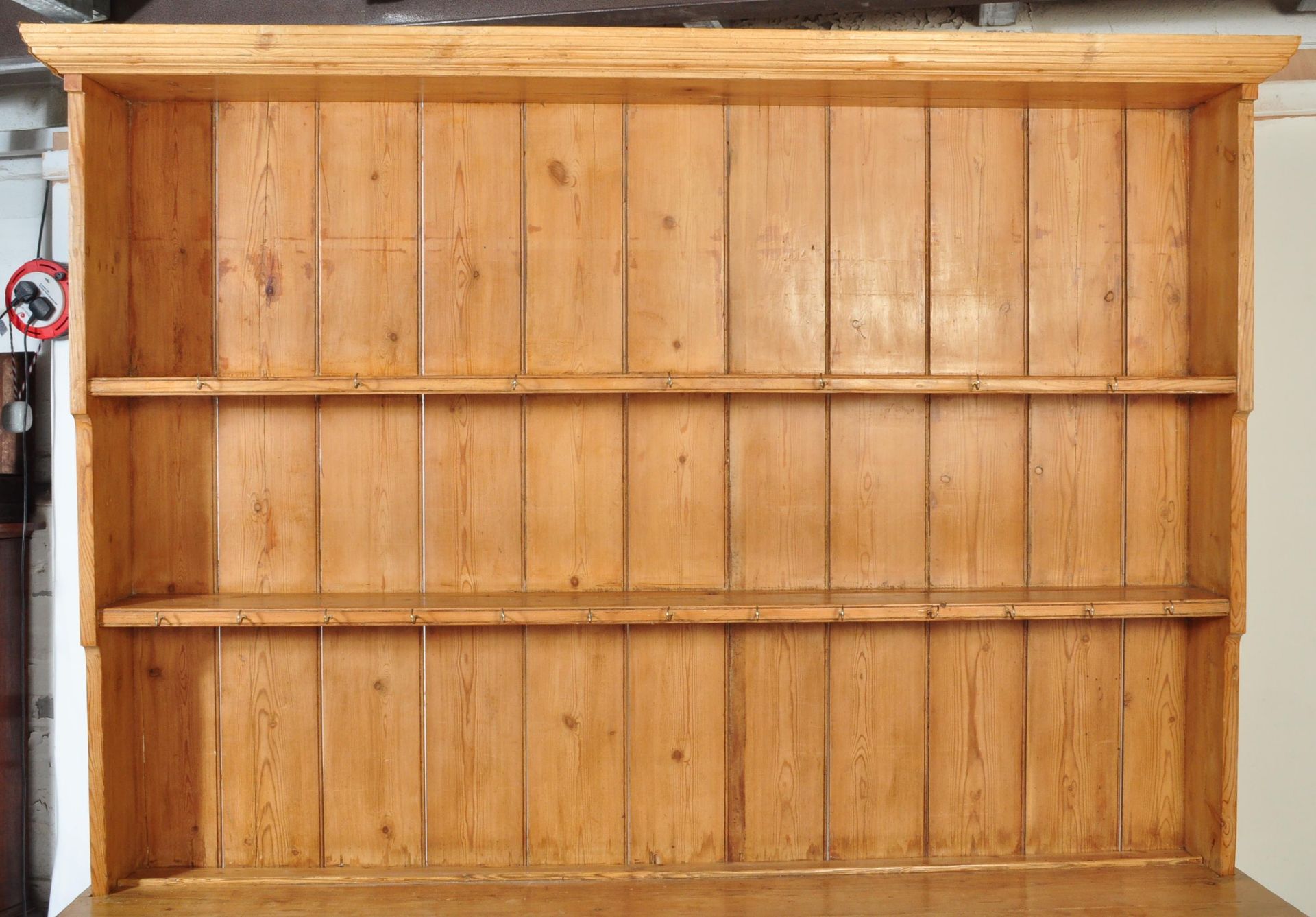 LARGE 19TH CENTURY VICTORIAN PINE WELSH COUNTRY DRESSER - Image 6 of 7