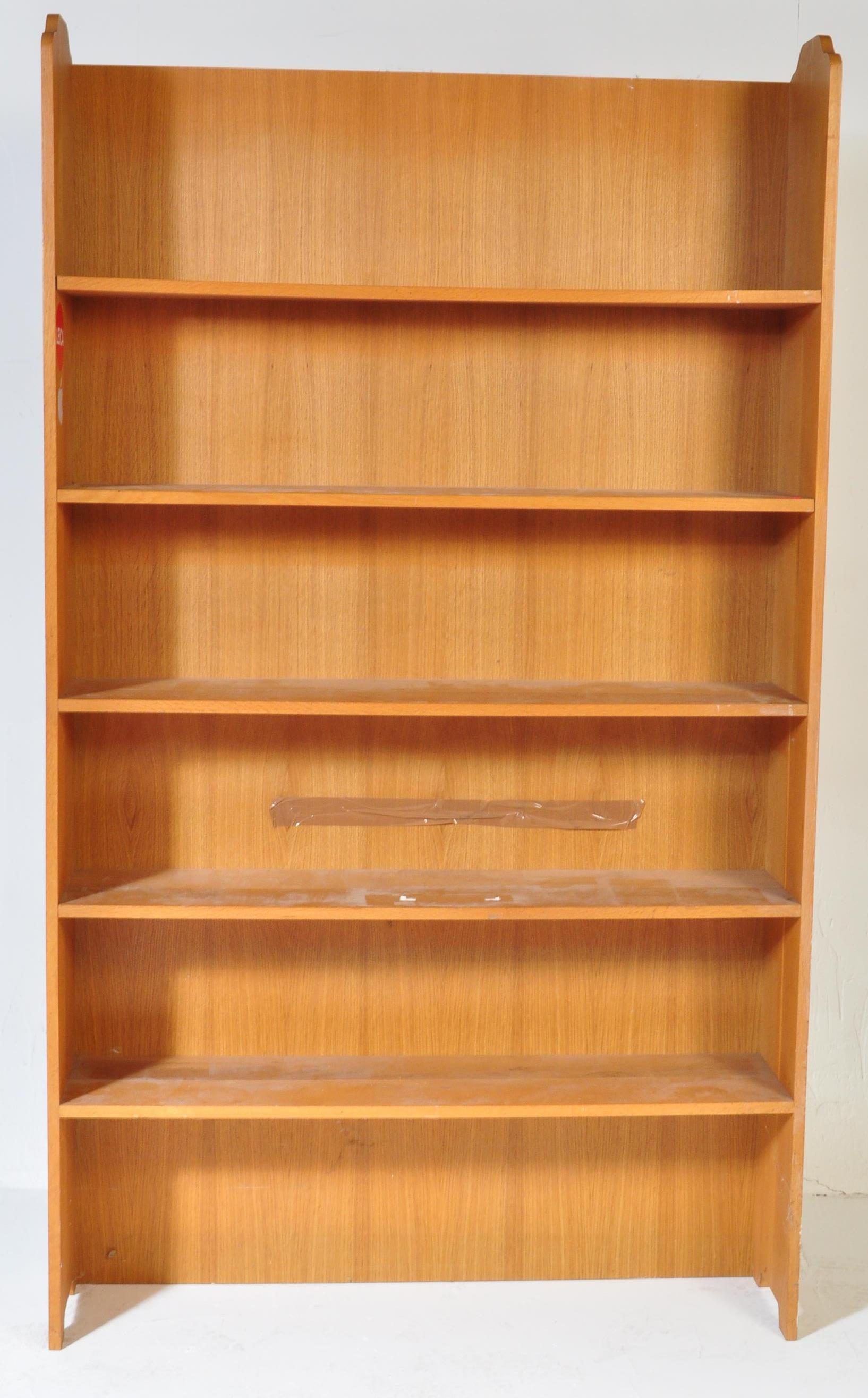 CONTEMPORARY OAK PEDESTAL DISPLAY CABINET & BOOKCASE - Image 5 of 7