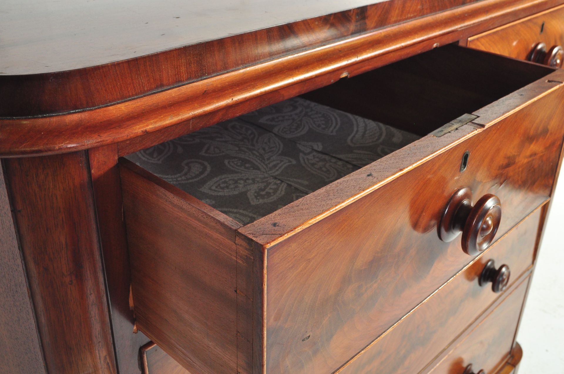 VICTORIAN FLAME MAHOGANY 2 OVER 3 CHEST OF DRAWERS - Image 4 of 6