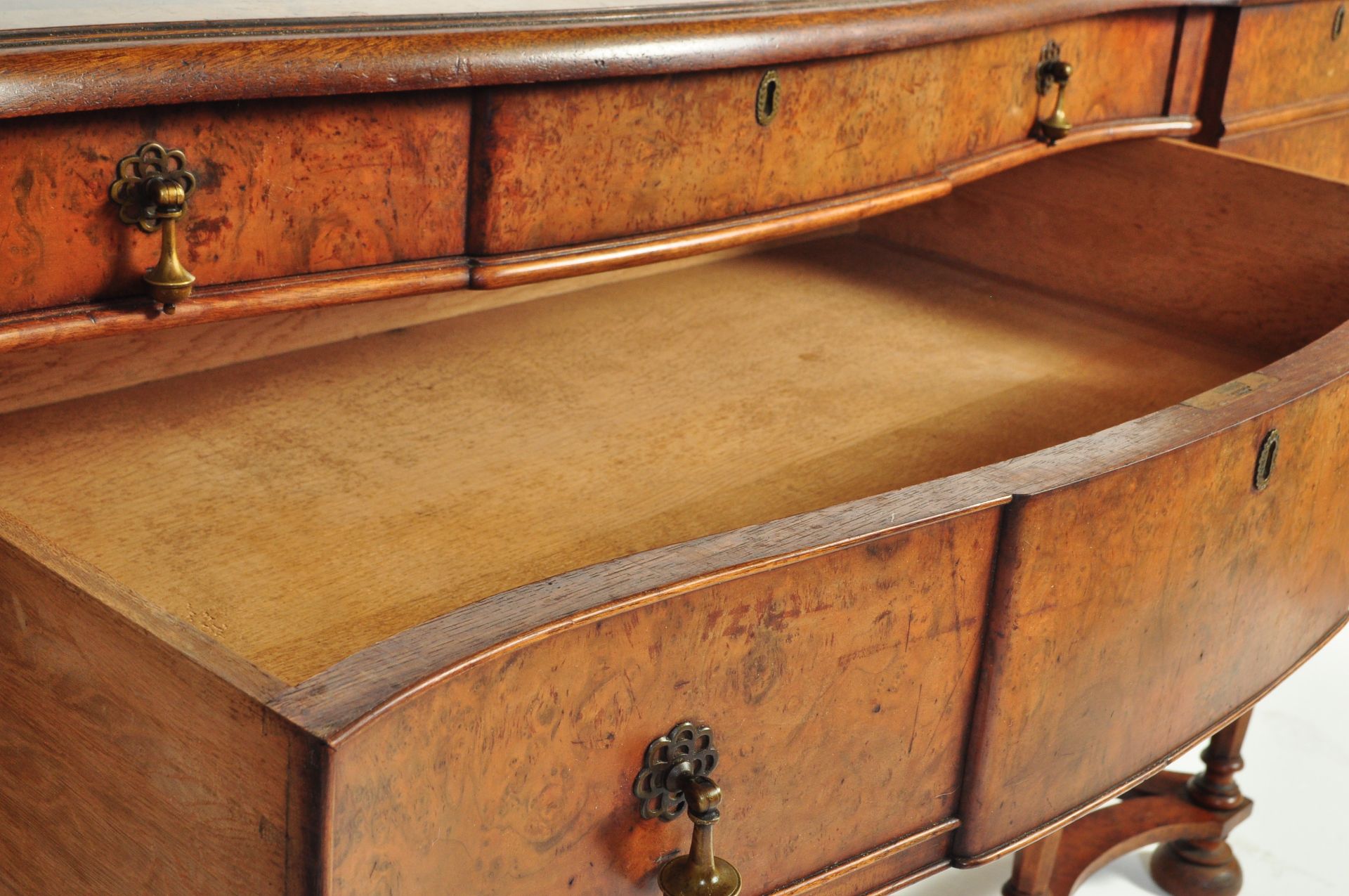 WARING & GILLOWS QUEEN ANNE REVIVAL WALNUT SIDEBOARD - Image 6 of 8