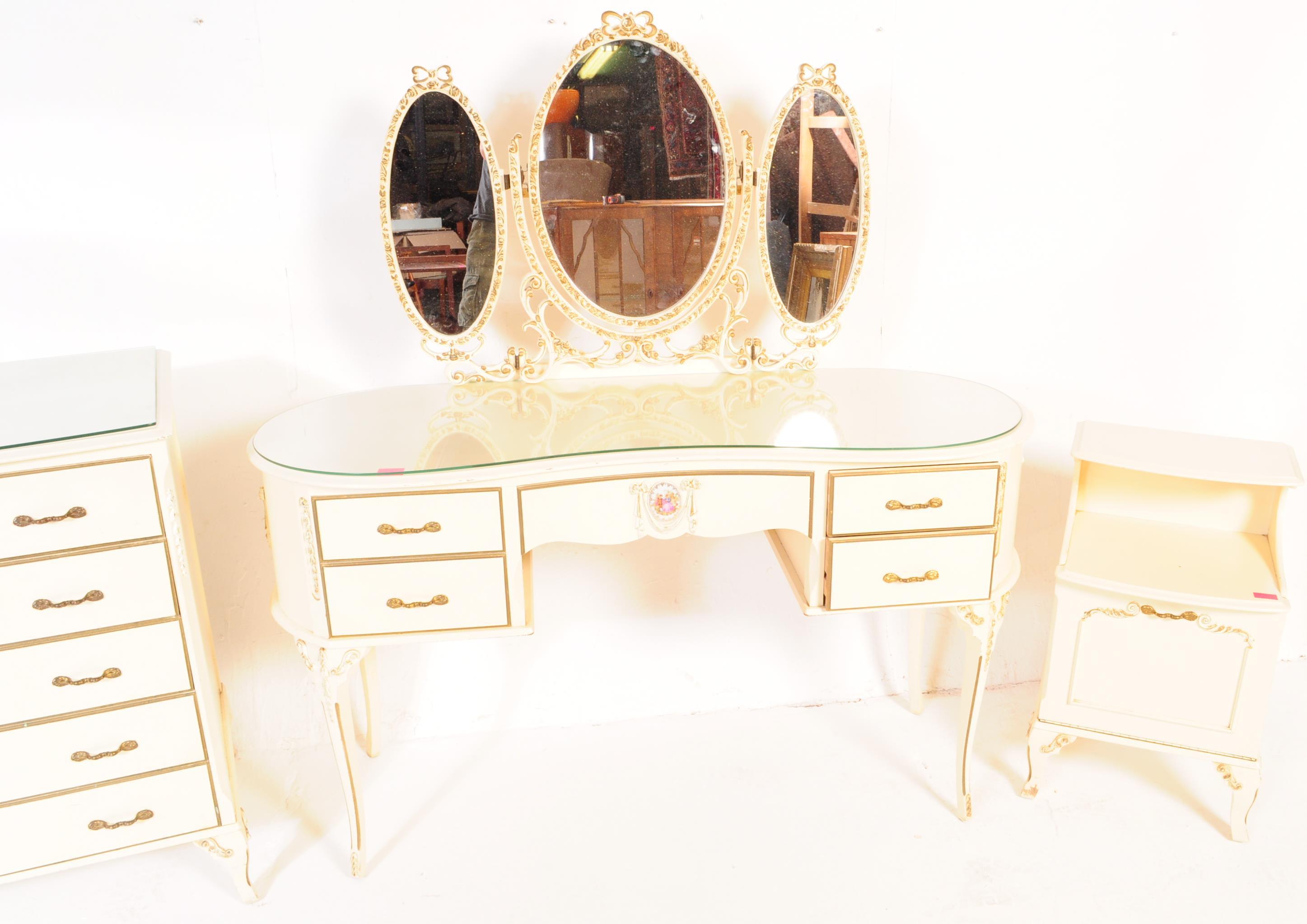 20TH CENTURY LOUIS XV STYLE DRESSING TABLE AND BEDSIDE - Image 5 of 6