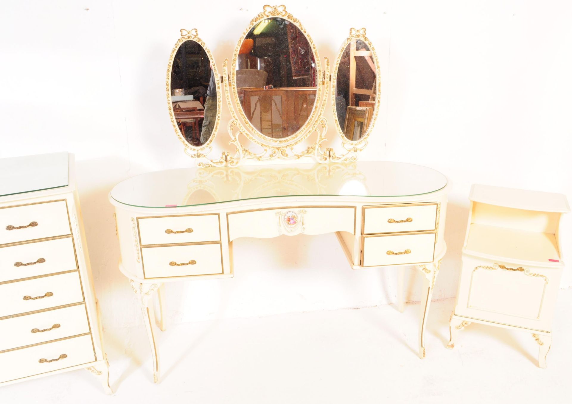 20TH CENTURY LOUIS XV STYLE DRESSING TABLE AND BEDSIDE - Bild 5 aus 6