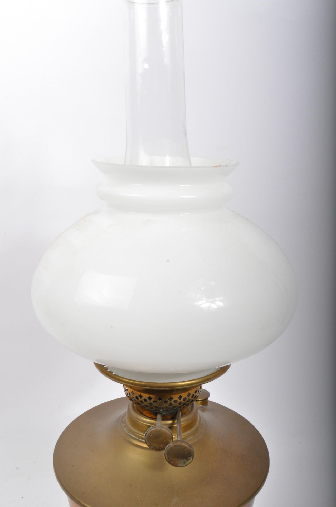 VICTORIAN 19TH CENTURY GLASS & BRASS OIL LAMP - Image 2 of 5