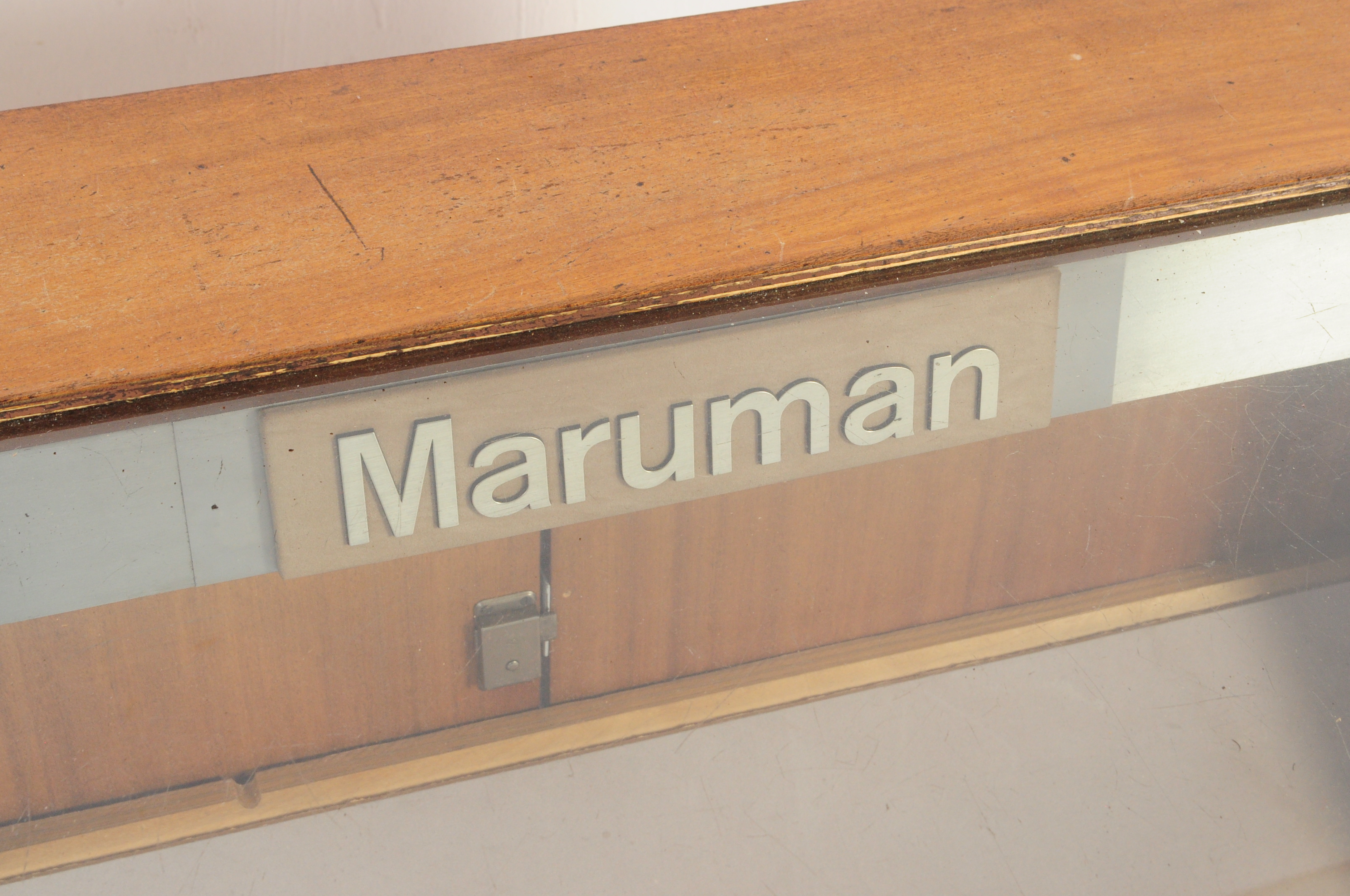 20TH CENTURY JAPANESE MARUMAN SHOP DISPLAY CABINET - Image 3 of 6