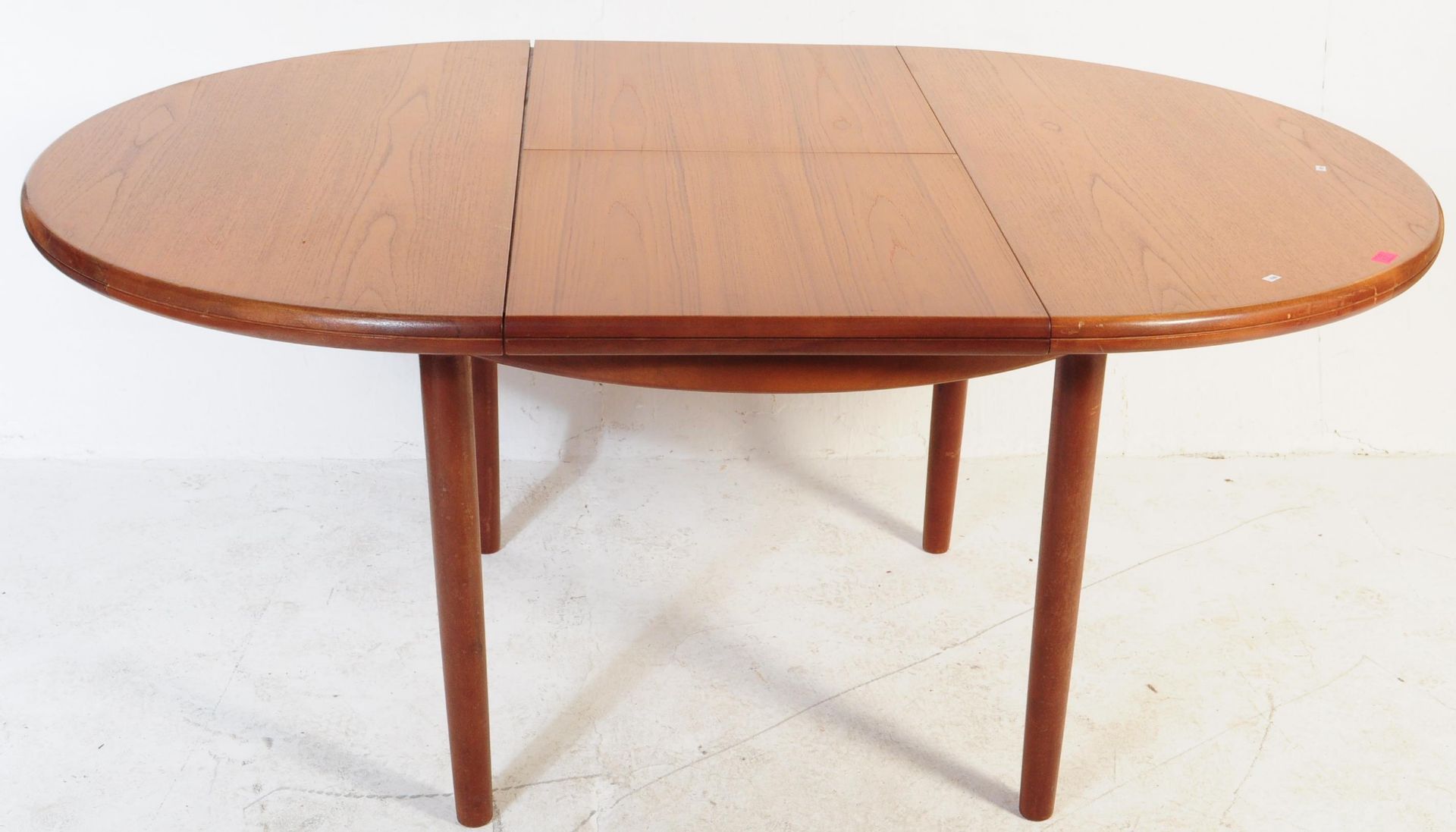 G-PLAN FURNITURE - TEAK CHESTER CIRCULAR DINING TABLE - Bild 3 aus 3