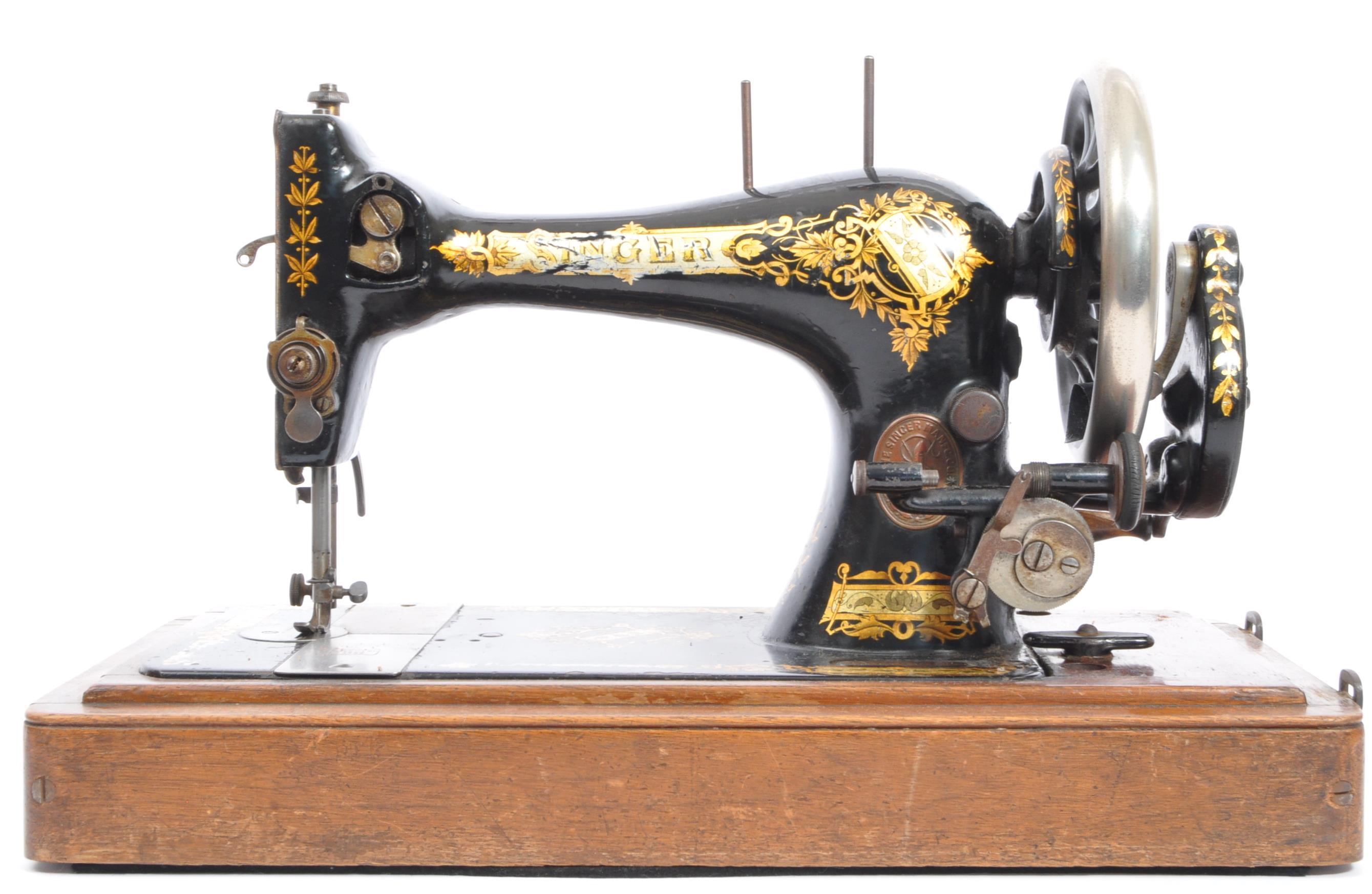 VINTAGE 20TH CENTURY CIRCA 1940S SINGER SEWING MACHINE - Image 3 of 8