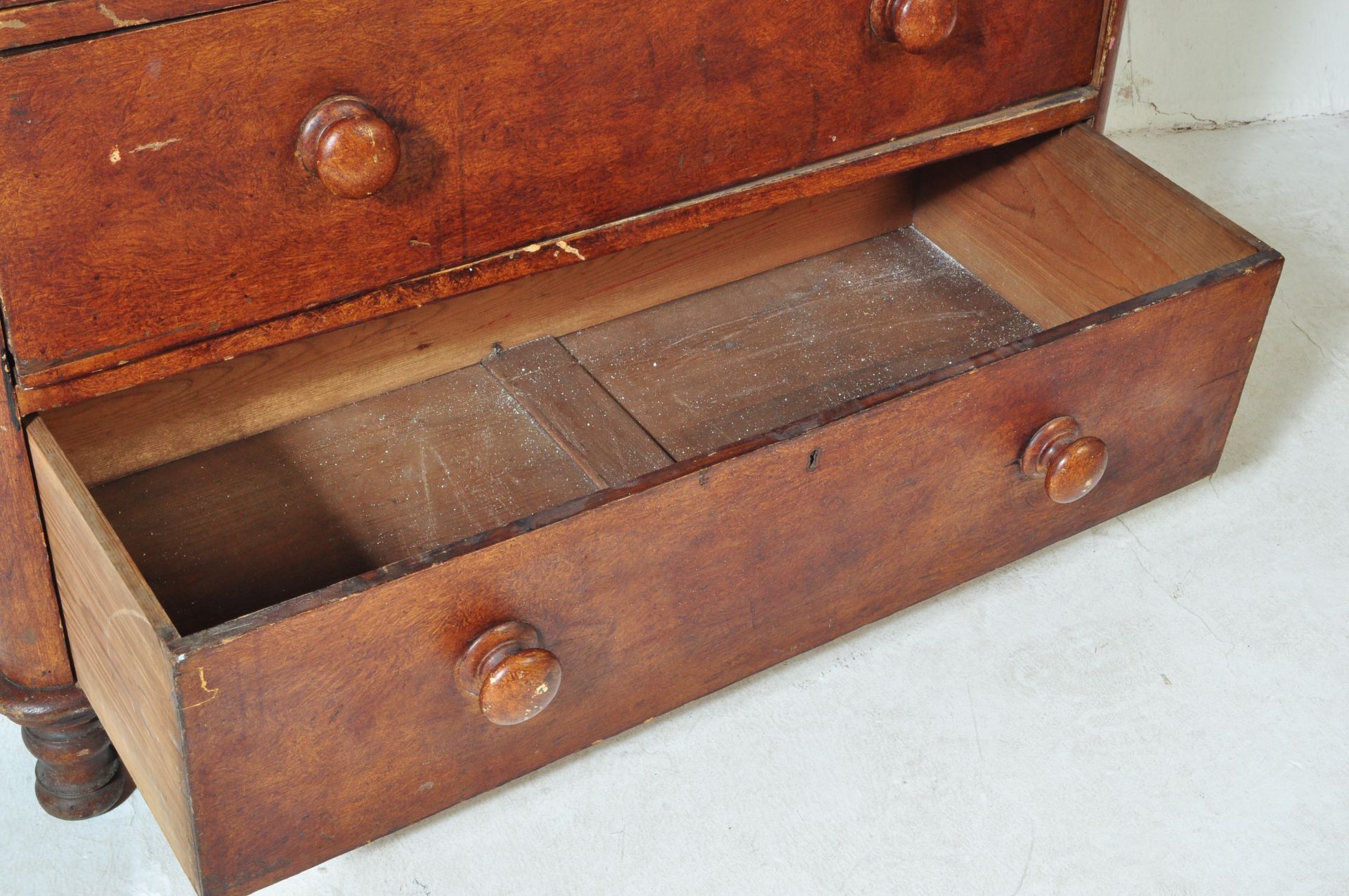 19TH CENTURY MAHOGANY CHEST OF DRAWERS - Image 4 of 6