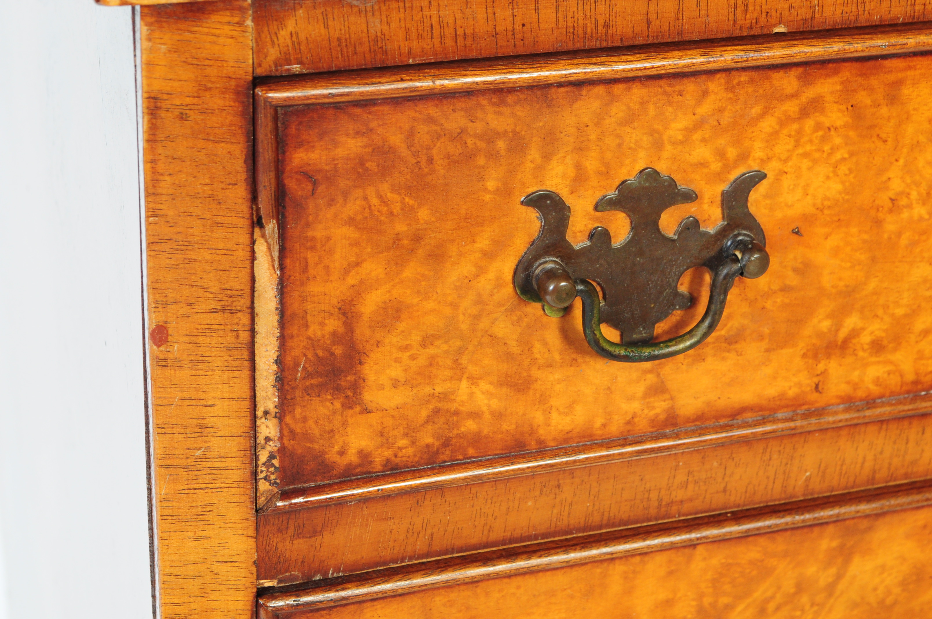 QUEEN ANNE REVIVAL BACHELORS PEDESTAL CHEST OF DRAWERS - Image 5 of 6