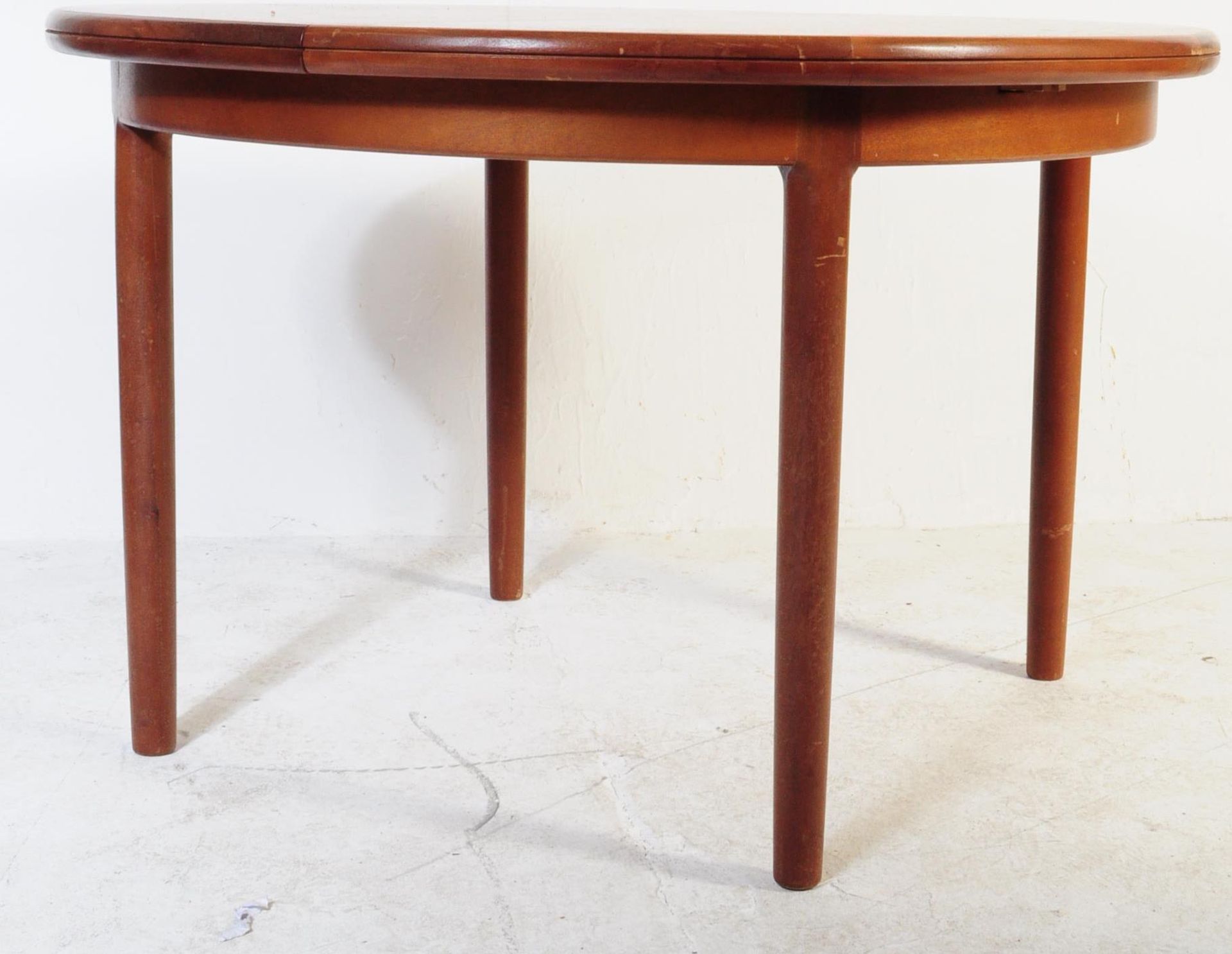 G-PLAN FURNITURE - TEAK CHESTER CIRCULAR DINING TABLE