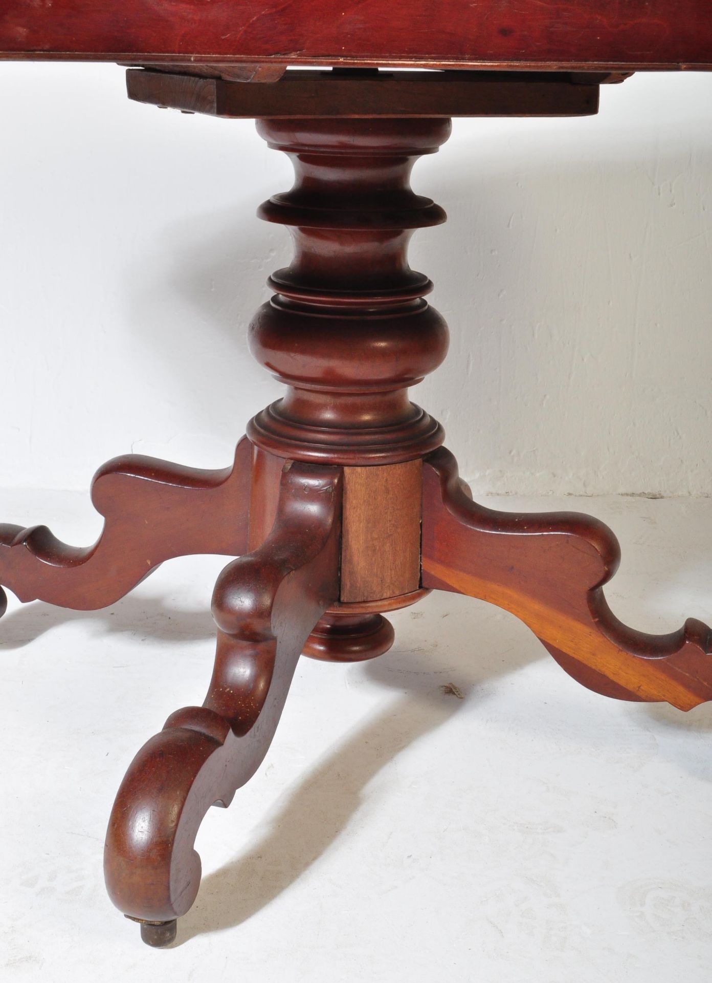 VICTORIAN 19TH CENTURY BIEDERMEIER MAHOGANY DINING TABLE - Image 3 of 5